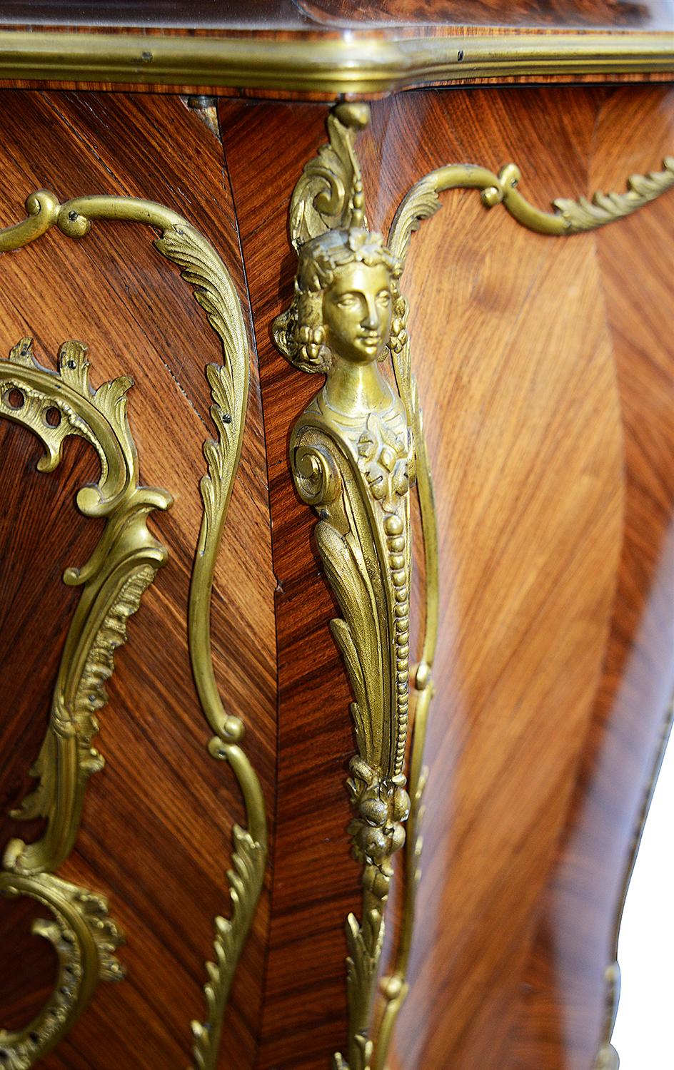 Très belle armoire de style Louis XVI à façade en bombe et dessus en marbre sur pied, avec de magnifiques montures en bronze doré à motifs de feuillages et de monopodes, la porte s'ouvrant pour révéler des étagères à l'intérieur, deux tiroirs en