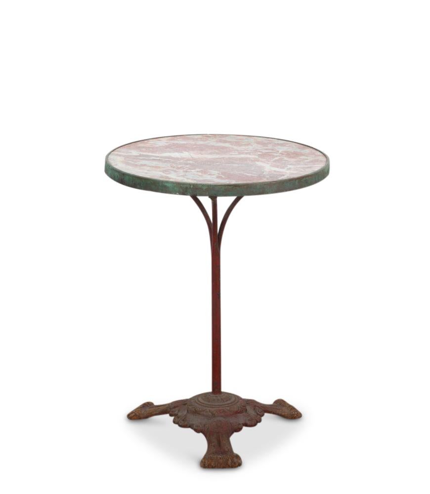 Tavolo da bistrot francese in ferro del XIX secolo.

Il piano circolare in marmo poggia su una colonna centrale di sostegno in ferro con base triforme e grandi piedi imbottiti.

Presenta una bella patina e resti di vernice originale.

Questo