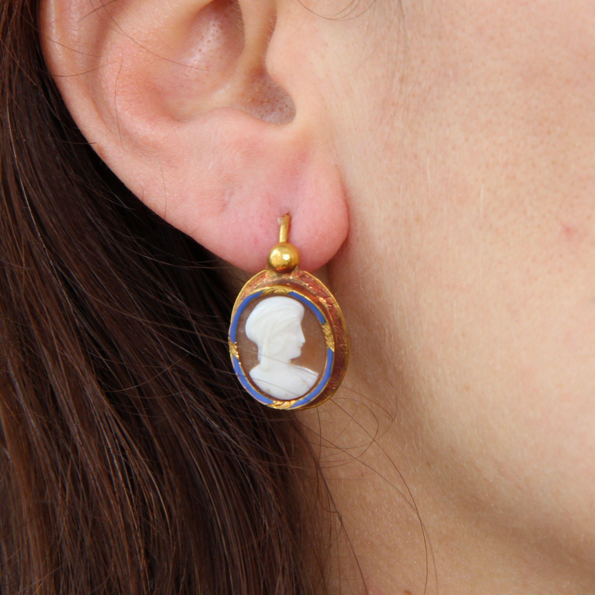 Franzsisch 19. Jahrhundert Kamee-Emaille 18 Karat Gelbgold Brosche Ohrringe Set im Angebot 9