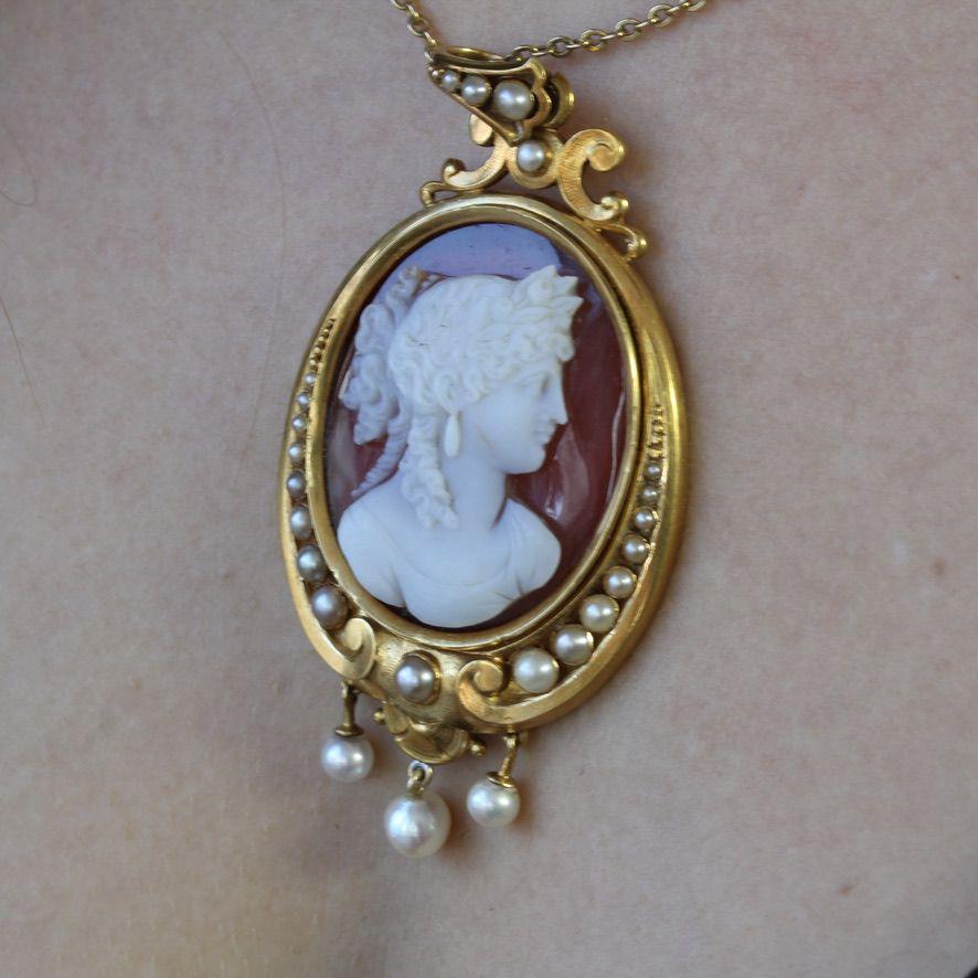 French 19th Century Cameo Natural Pearls 18 Karat Yellow Gold Pendant For Sale 12