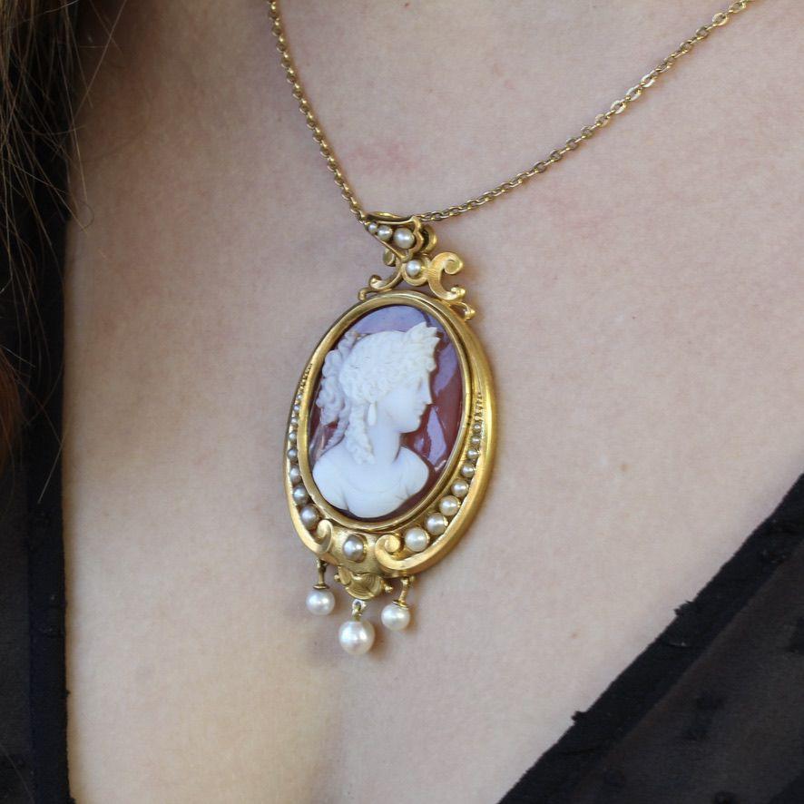 French 19th Century Cameo Natural Pearls 18 Karat Yellow Gold Pendant For Sale 13