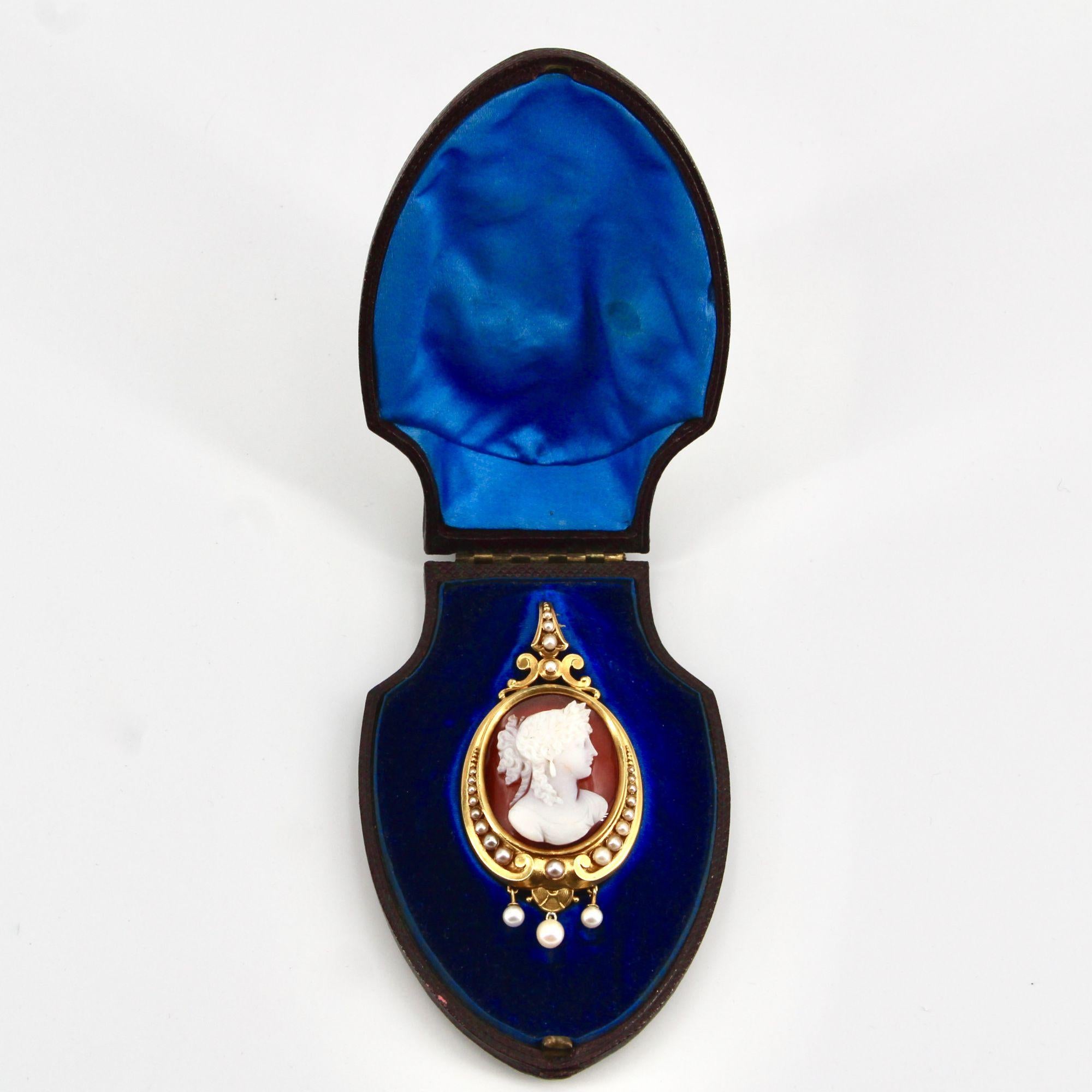 French 19th Century Cameo Natural Pearls 18 Karat Yellow Gold Pendant In Good Condition For Sale In Poitiers, FR