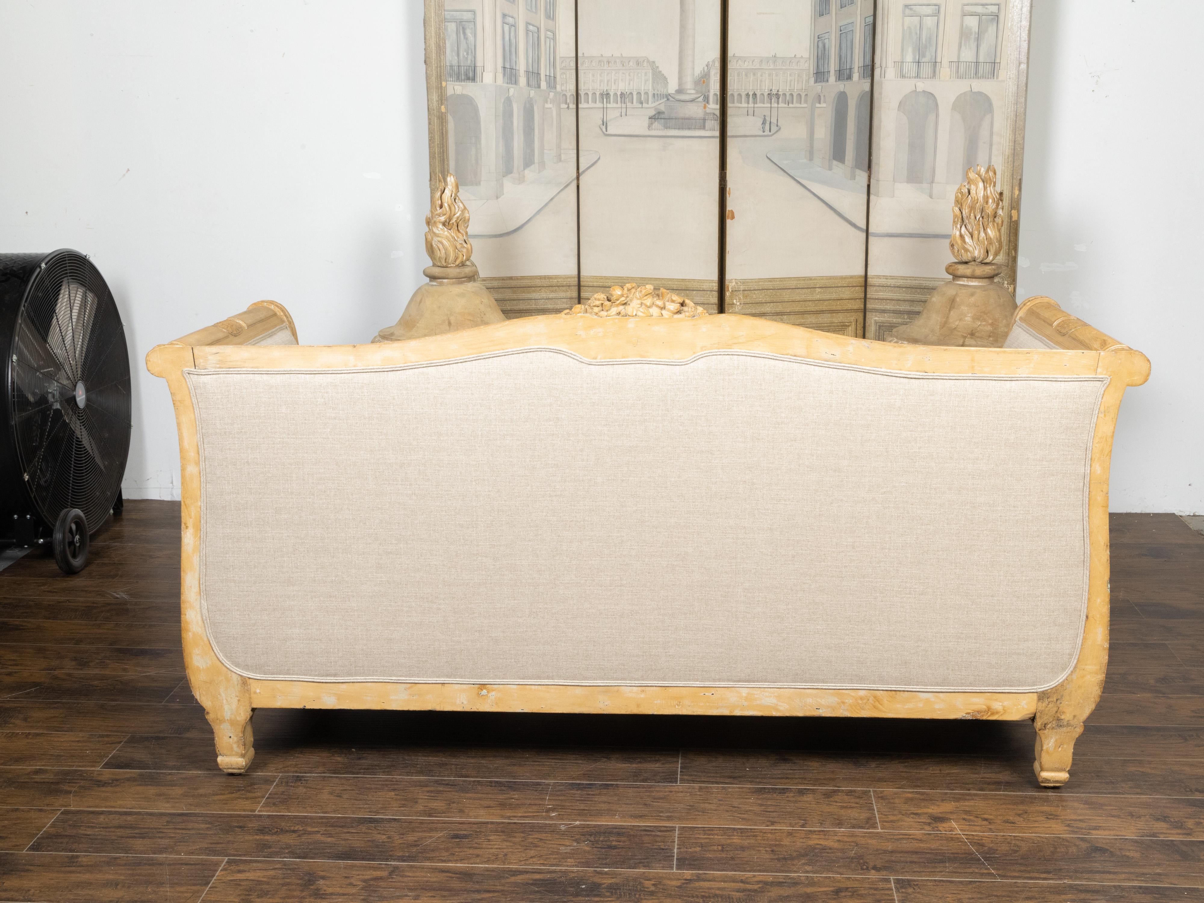 Canapé français du 19ème siècle avec décor richement sculpté et rembourrage neuf Bon état - En vente à Atlanta, GA