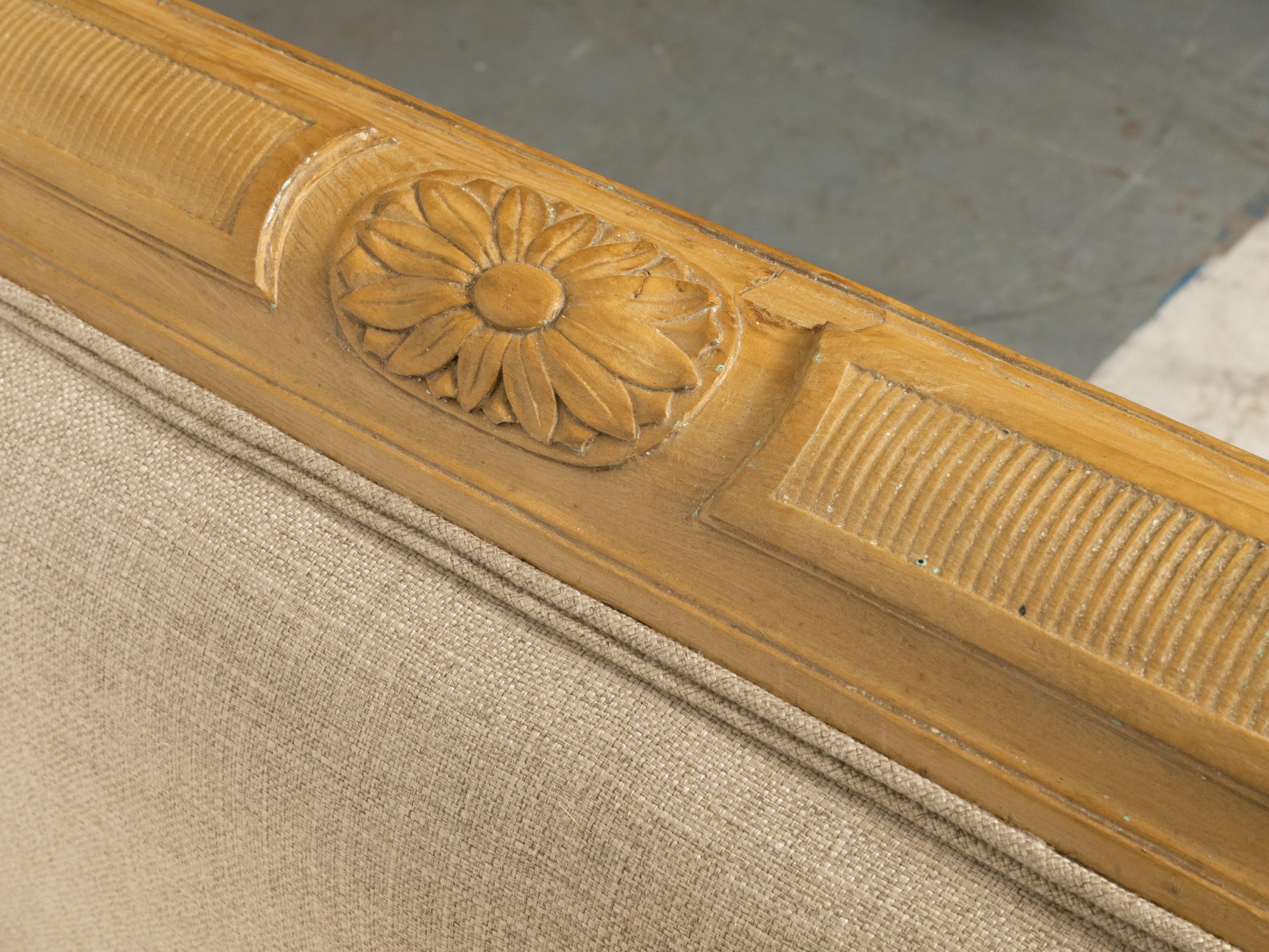 Canapé français du 19ème siècle avec décor richement sculpté et rembourrage neuf en vente 2