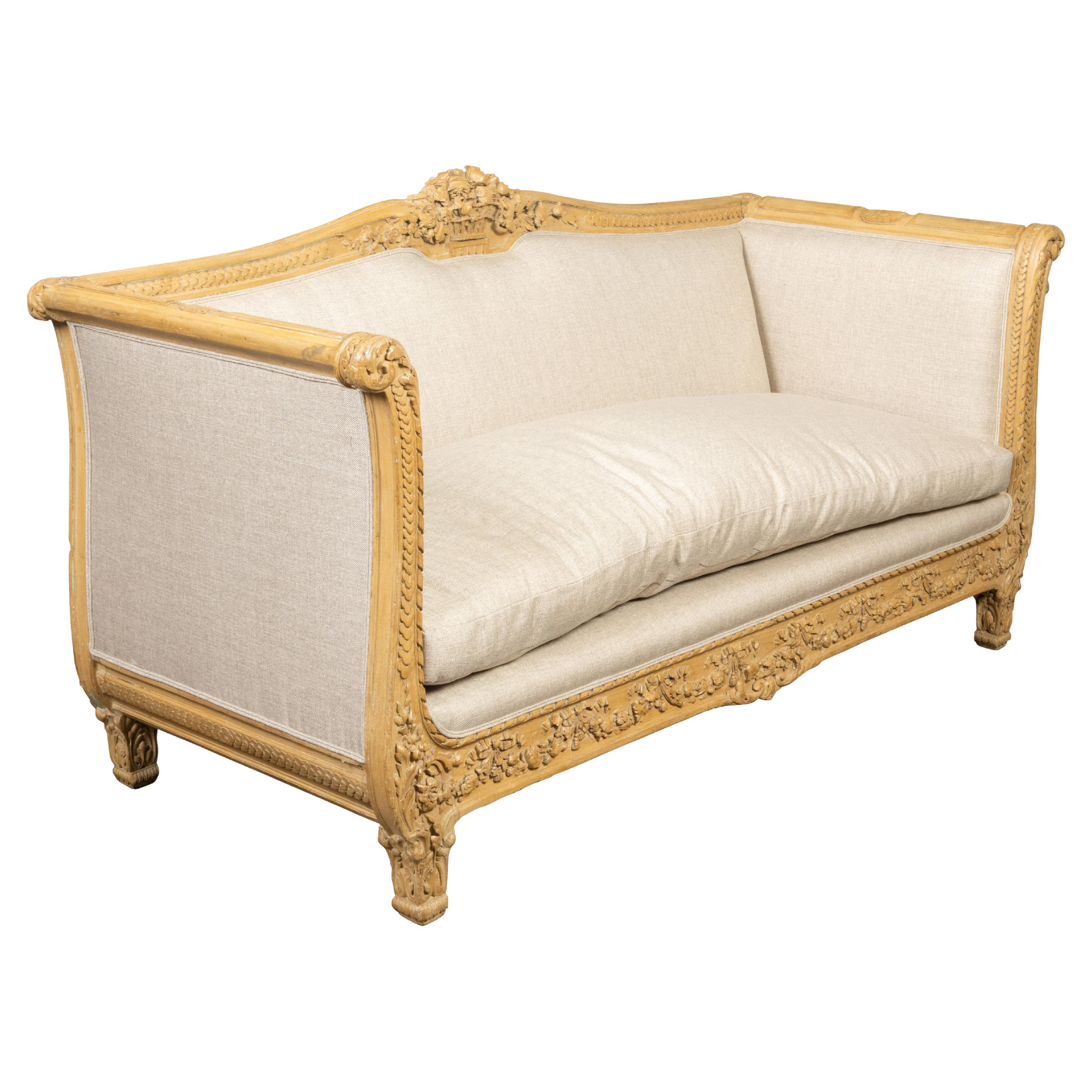 Canapé français du 19ème siècle avec décor richement sculpté et rembourrage neuf en vente