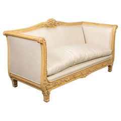 Canapé français du 19ème siècle avec décor richement sculpté et rembourrage neuf