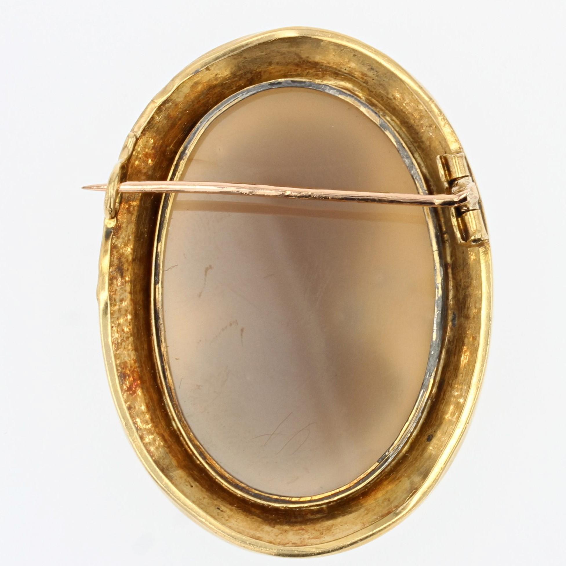 Broche française du 19ème siècle en or jaune 18 carats avec camée en cornaline et émail en vente 3