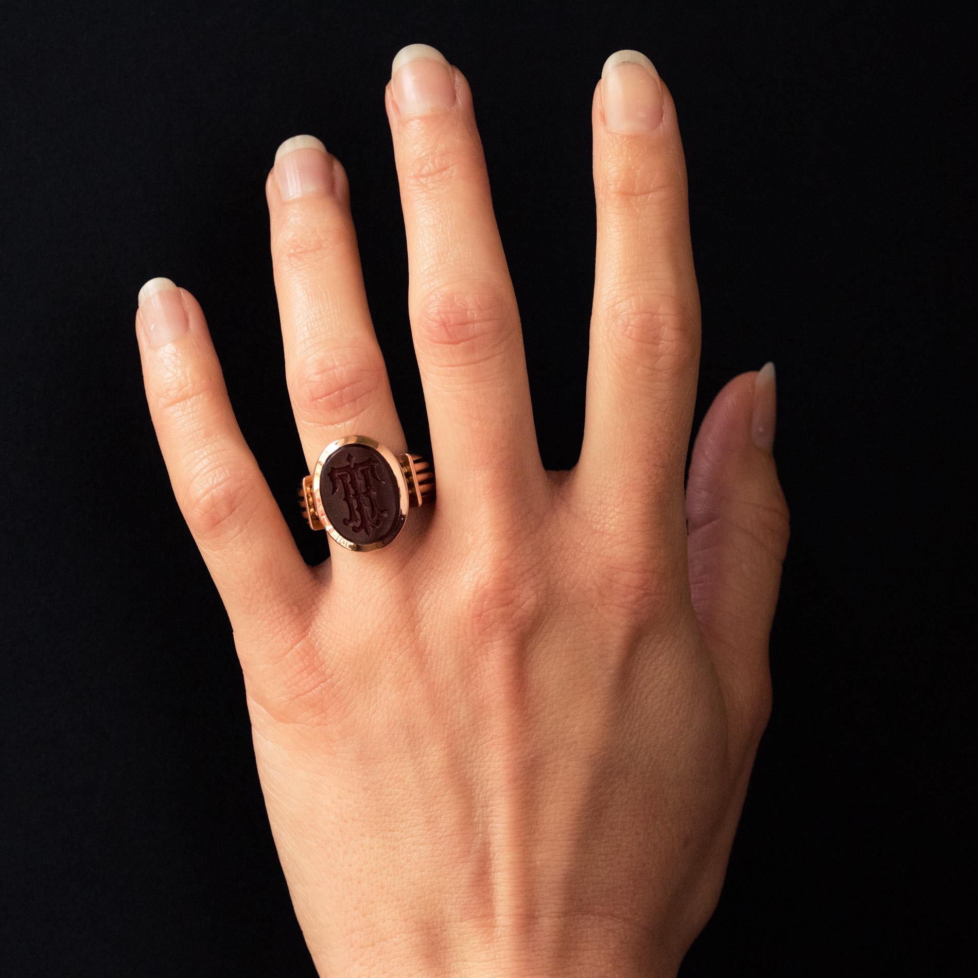 Ring in 18 karat yellow gold, eagle's head hallmark.
The top of this splendid ring is set with an intaglio on carnelian bearing the initials 