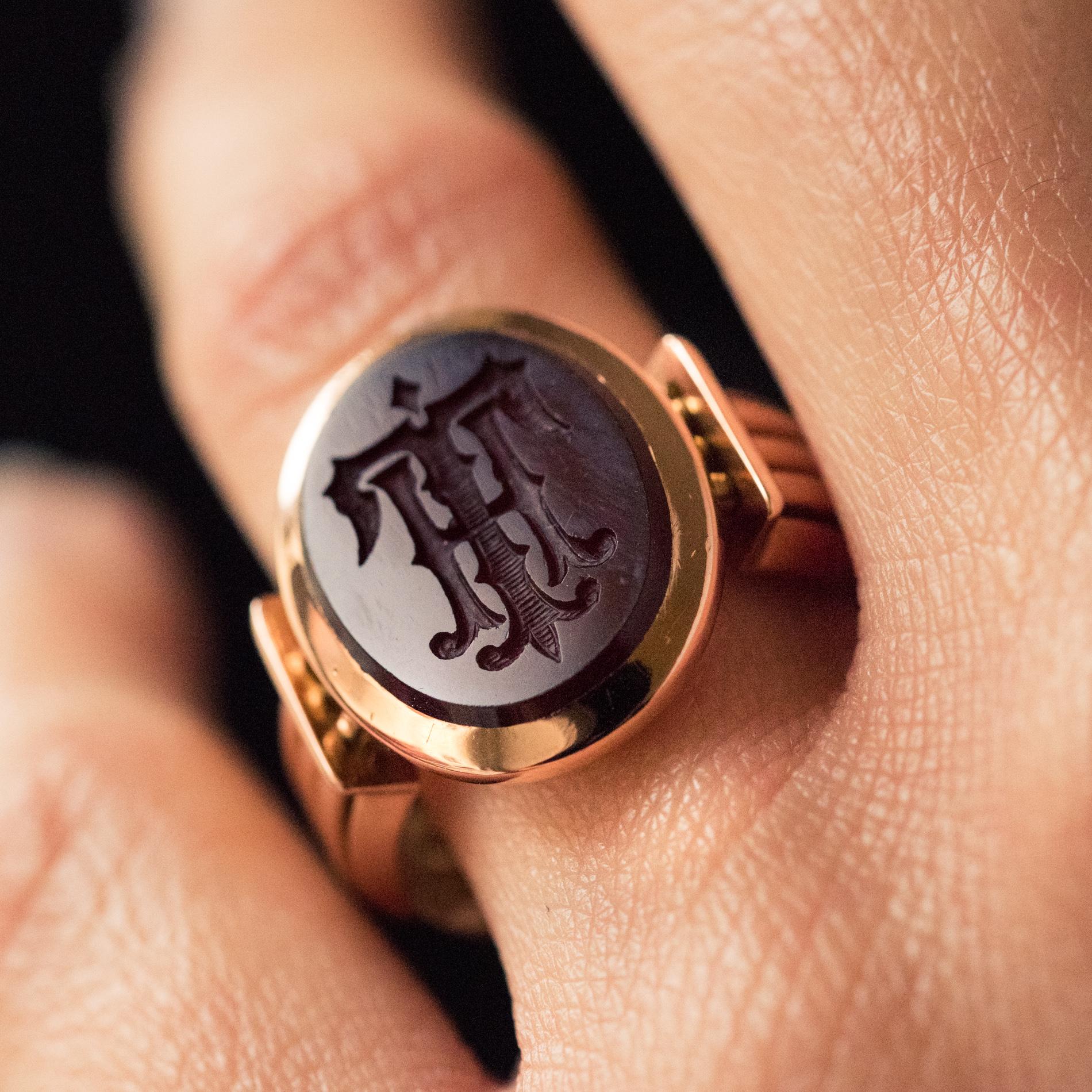 French Cut French 19th Century Carnelian Intaglio 18 Karat Yellow Gold Signet Ring For Sale