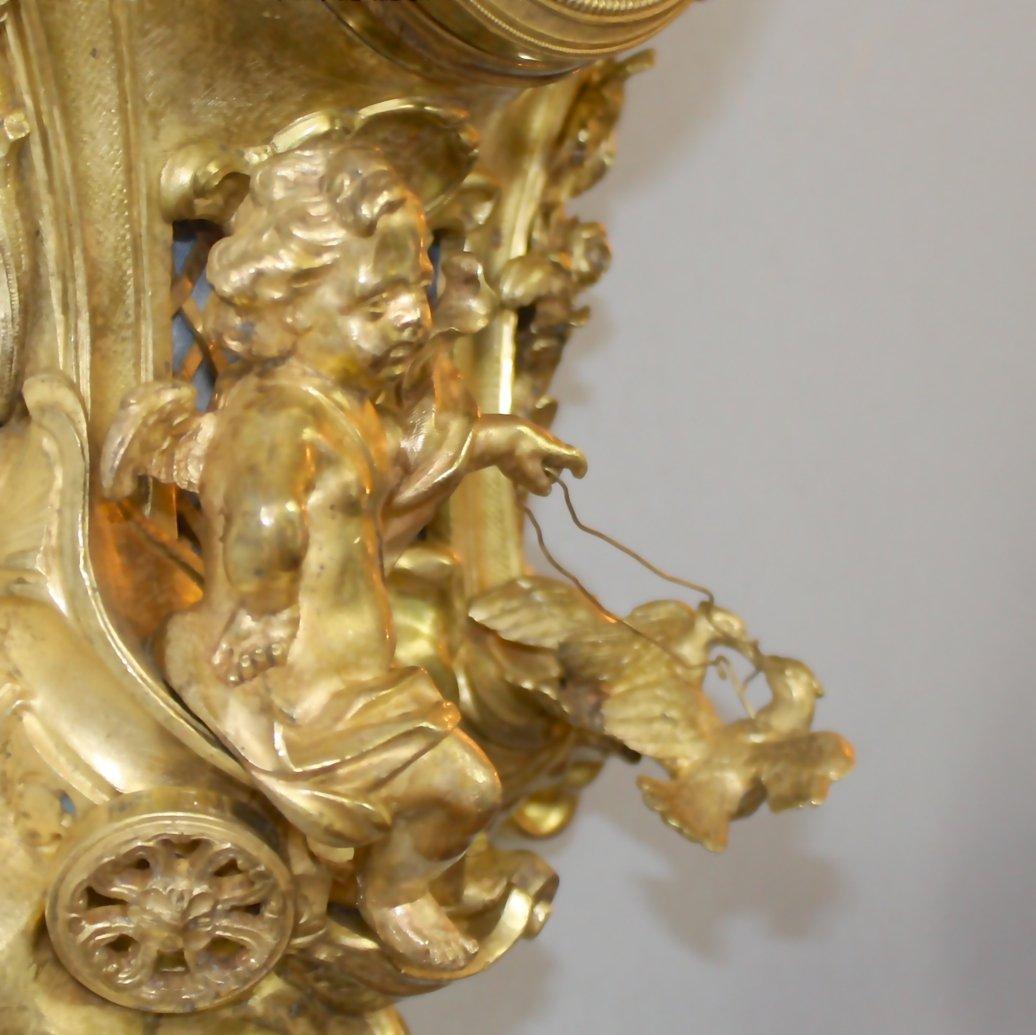 French 19th Century Louis XV Gilt Bronze Amor Cartel Clock, Manner of Caffieri im Zustand „Gut“ in Berlin, DE