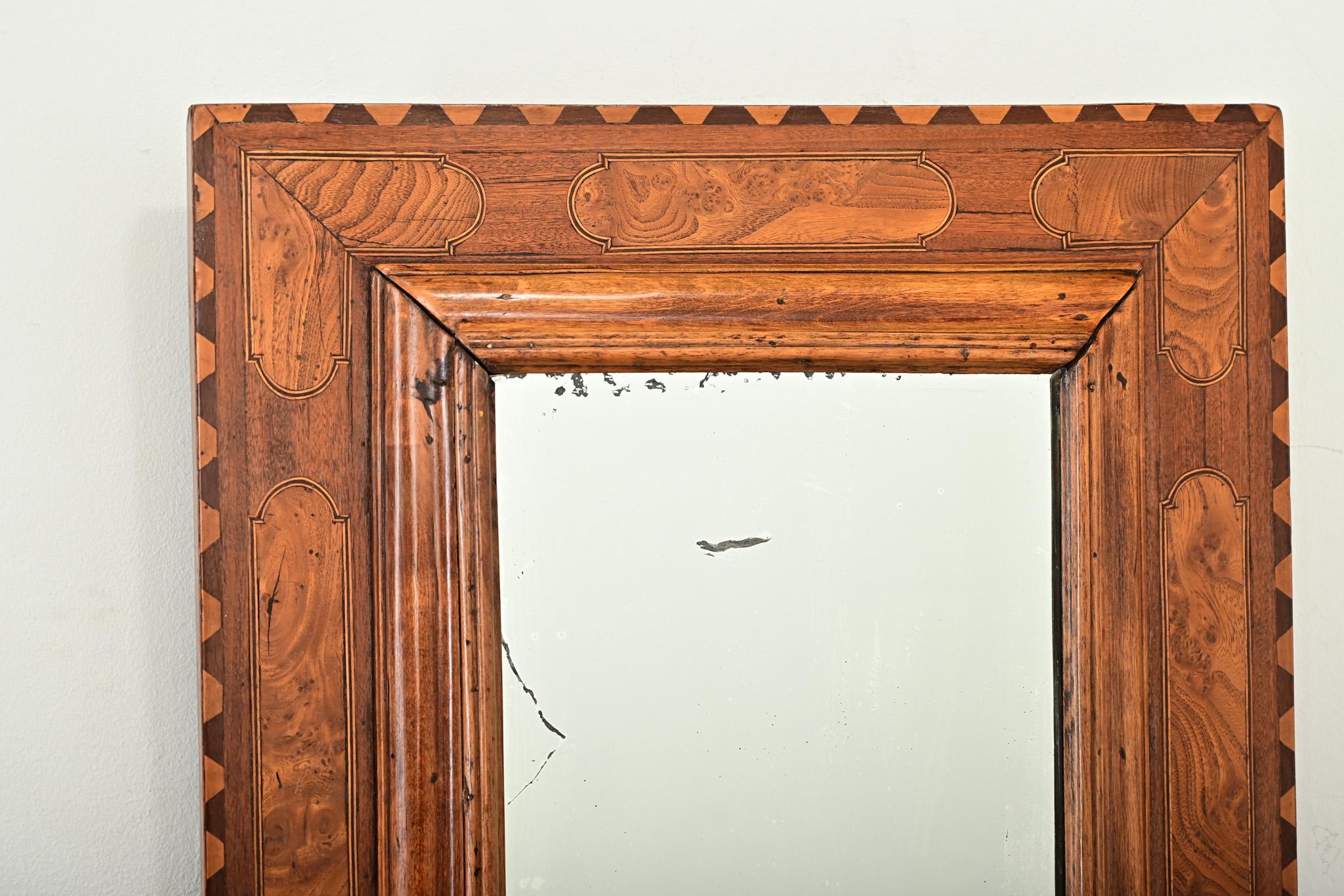 Francese Specchio francese del XIX secolo in legno di radica intagliato e intarsiato in vendita