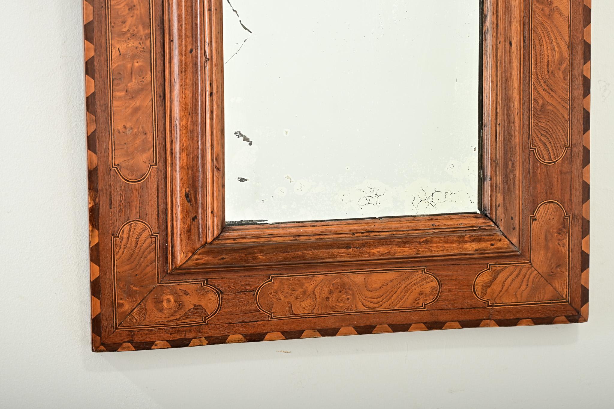 Intagliato Specchio francese del XIX secolo in legno di radica intagliato e intarsiato in vendita