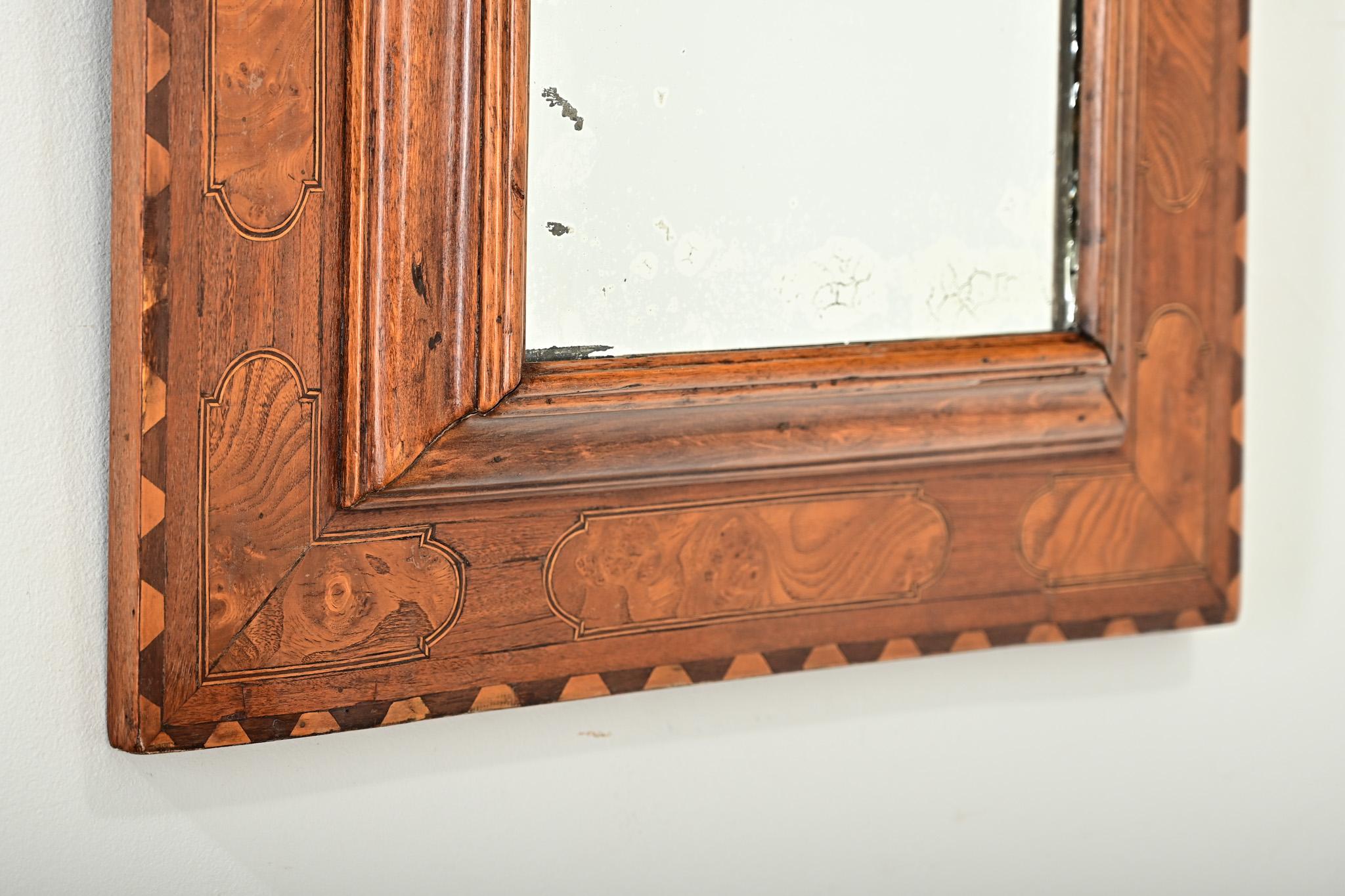 Vetro Specchio francese del XIX secolo in legno di radica intagliato e intarsiato in vendita