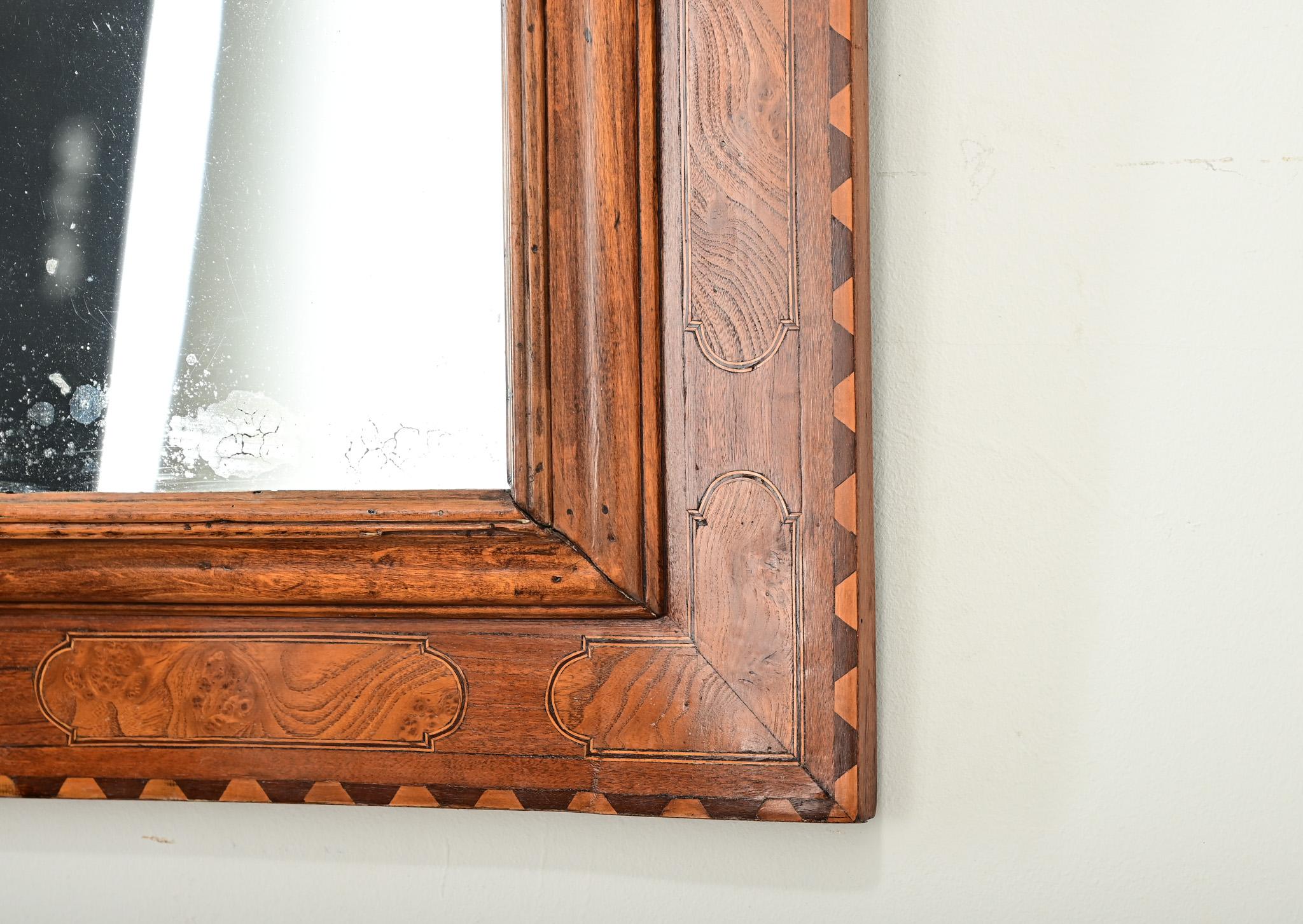 Specchio francese del XIX secolo in legno di radica intagliato e intarsiato in vendita 1