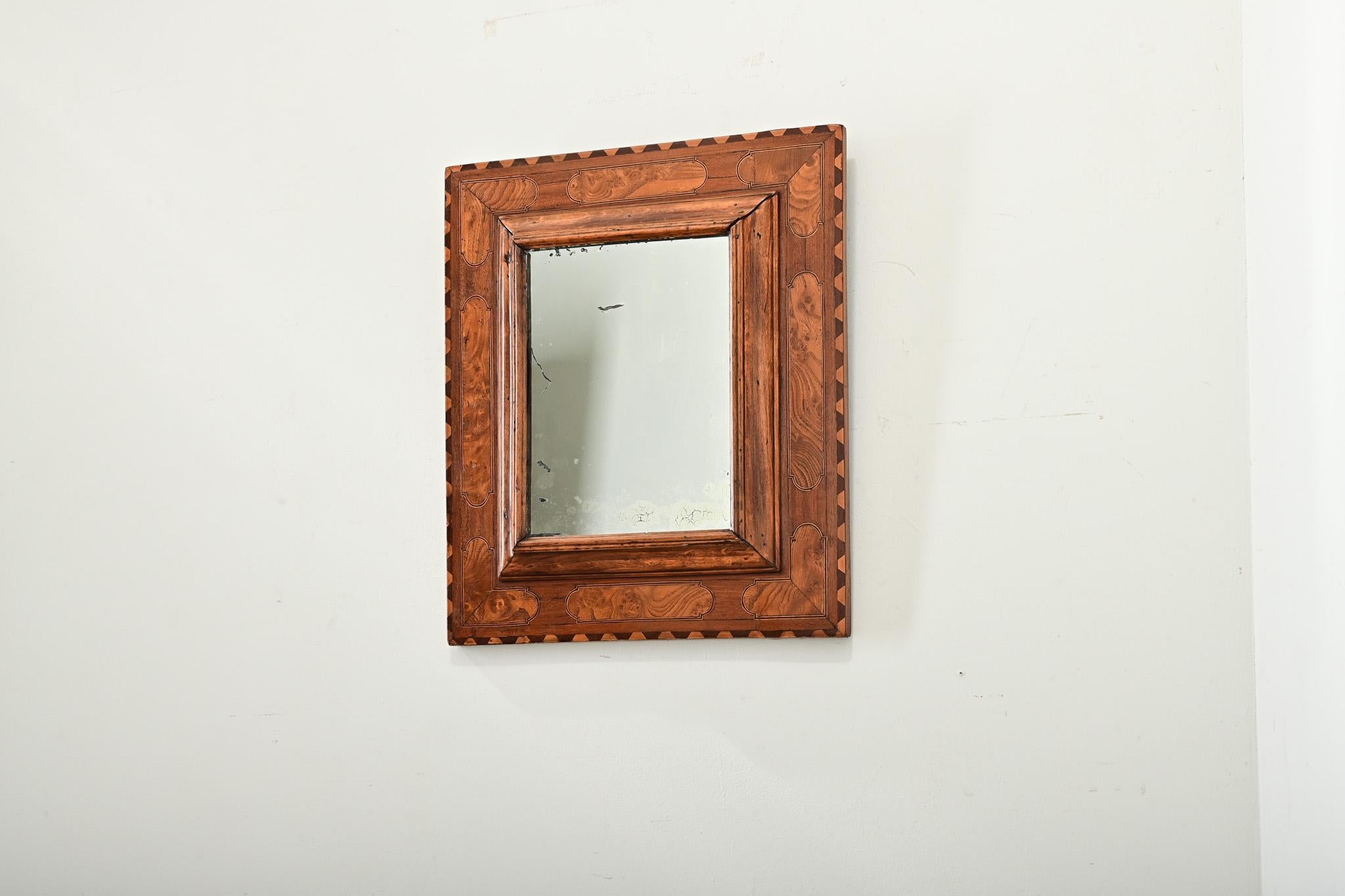 Specchio francese del XIX secolo in legno di radica intagliato e intarsiato in vendita 2