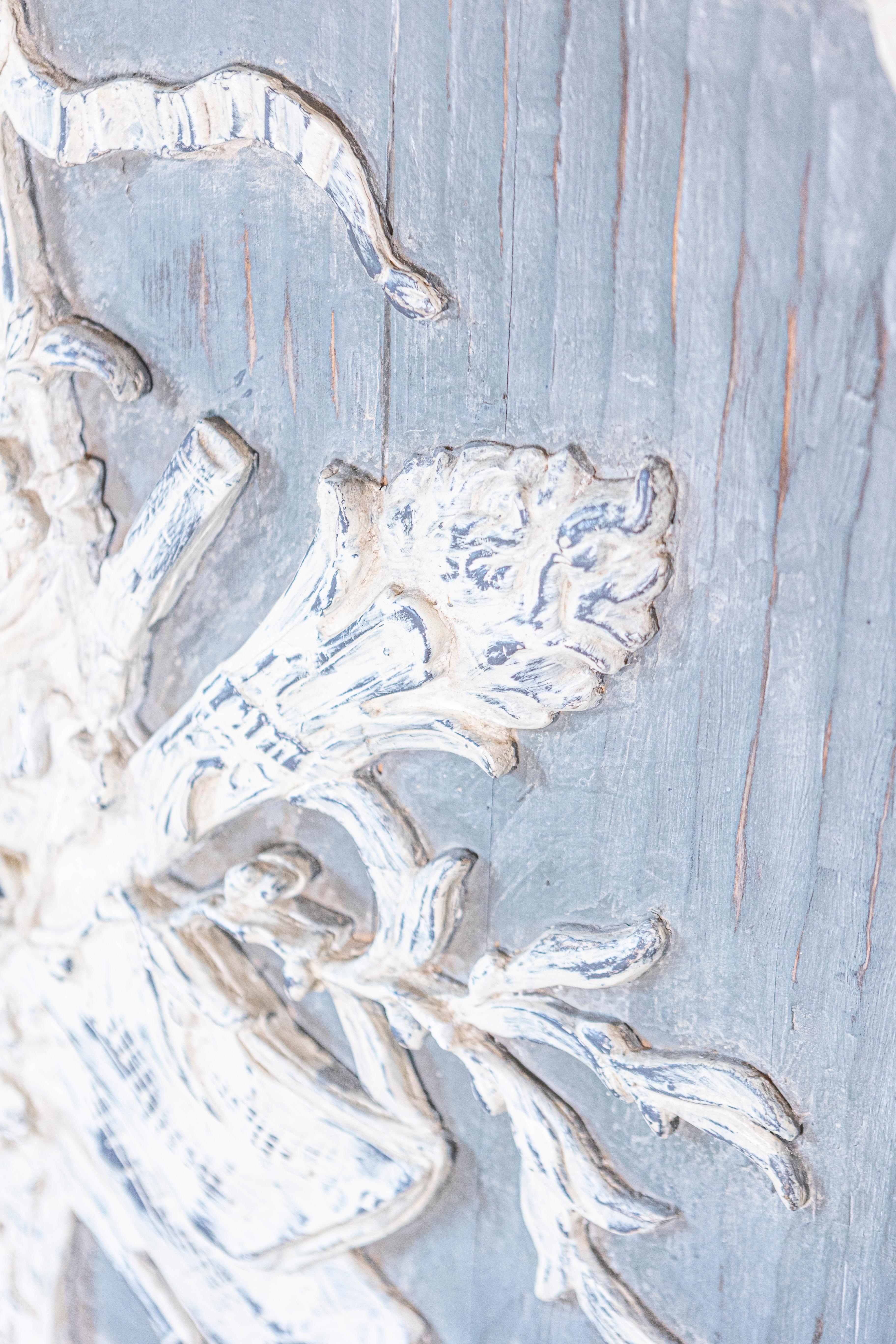 Intagliato Pannello in legno intagliato e dipinto del XIX secolo francese con allegoria delle arti liberali in vendita