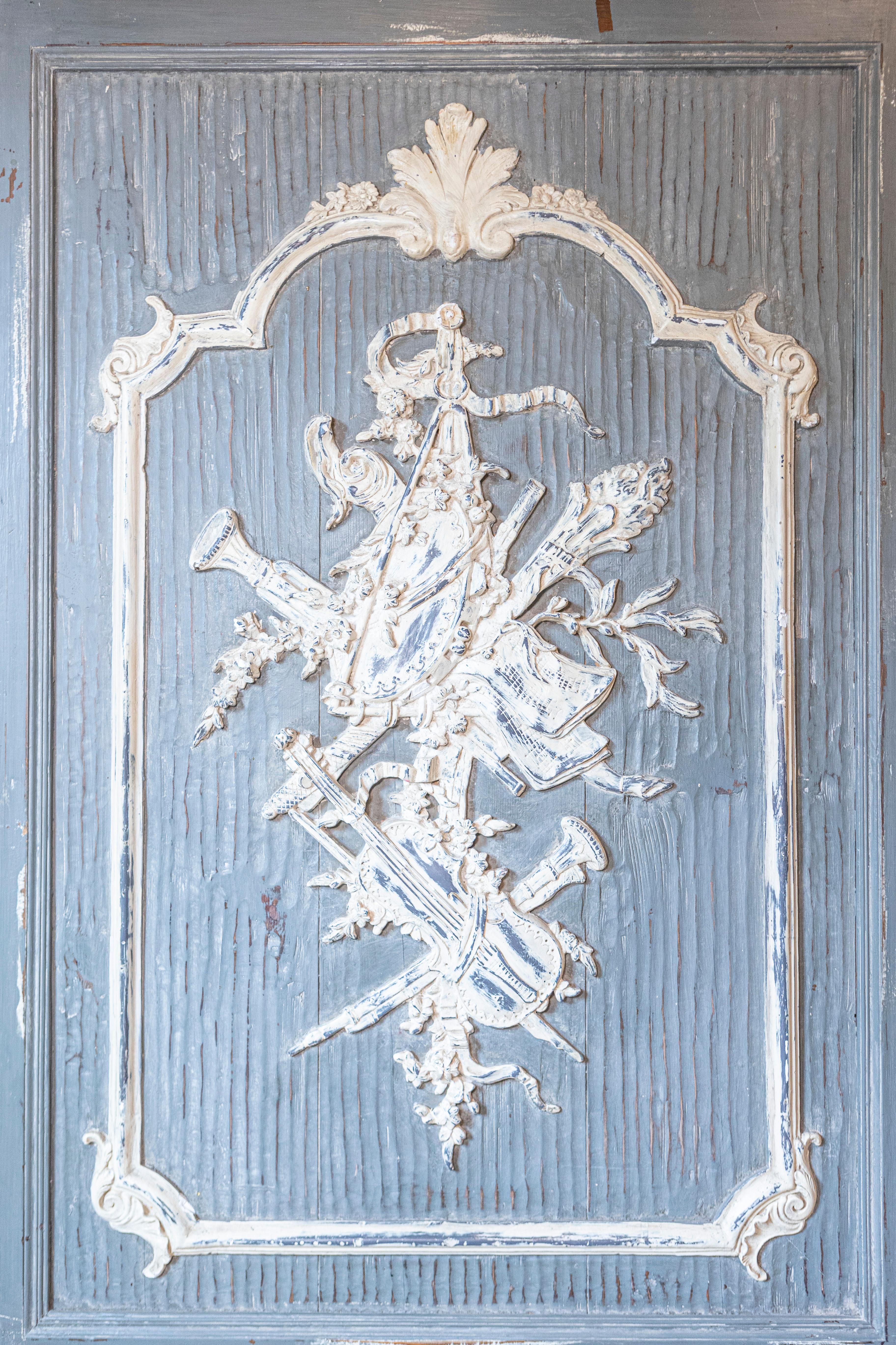 Pannello in legno intagliato e dipinto del XIX secolo francese con allegoria delle arti liberali In condizioni buone in vendita a Atlanta, GA