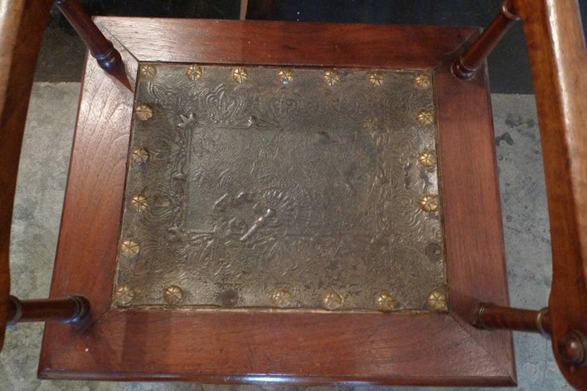 Geschnitzte und gebeizte Bank aus Nussbaumholz mit Sitz aus Zink und zwei Armen aus dem 19. Jahrhundert (Französisch) im Angebot
