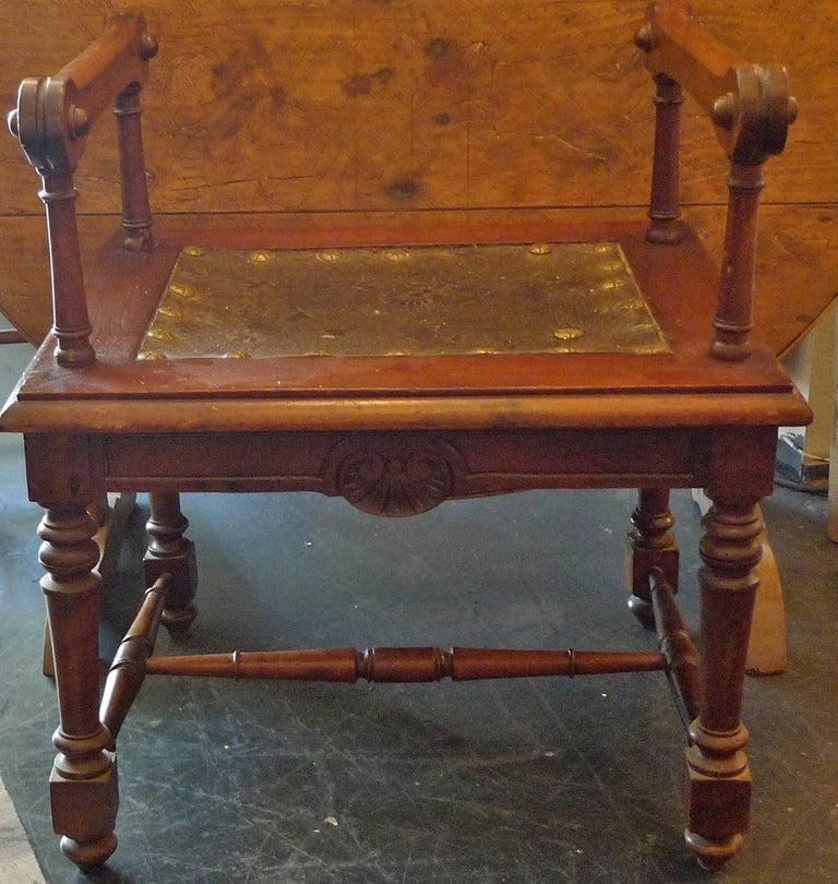 Geschnitzte und gebeizte Bank aus Nussbaumholz mit Sitz aus Zink und zwei Armen aus dem 19. Jahrhundert (Handgeschnitzt) im Angebot