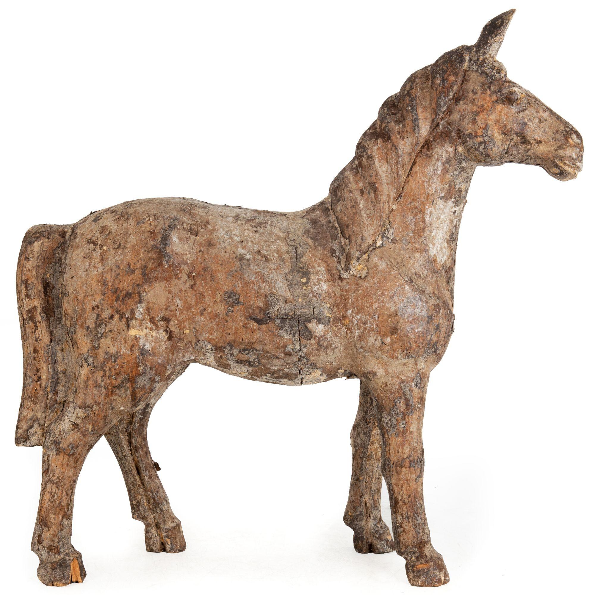 Cavallo francese del XIX secolo in legno duro intagliato, probabilmente con stampo in cartapesta In condizioni discrete in vendita a Shippensburg, PA