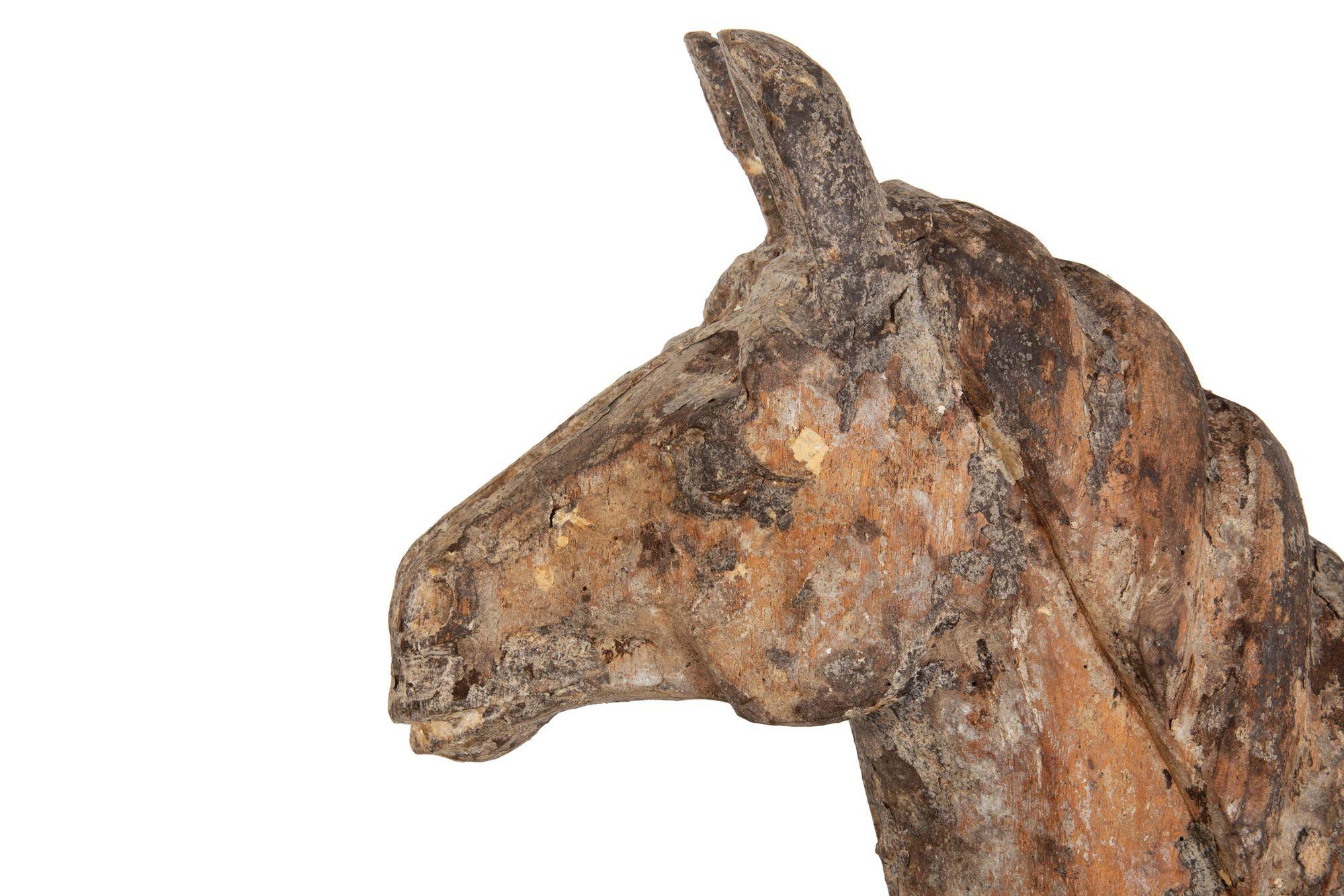 Cavallo francese del XIX secolo in legno duro intagliato, probabilmente con stampo in cartapesta in vendita 1