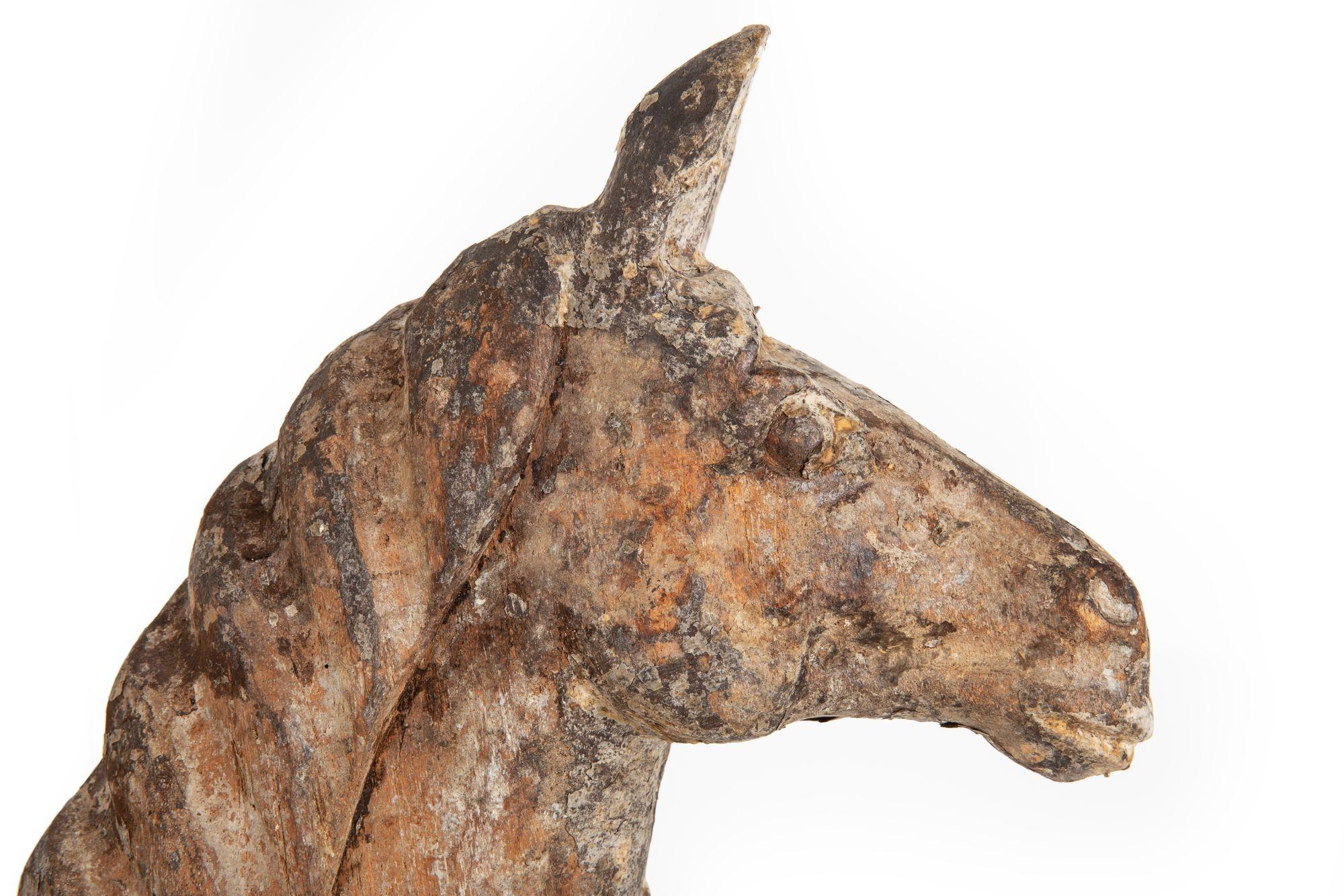 Cavallo francese del XIX secolo in legno duro intagliato, probabilmente con stampo in cartapesta in vendita 3