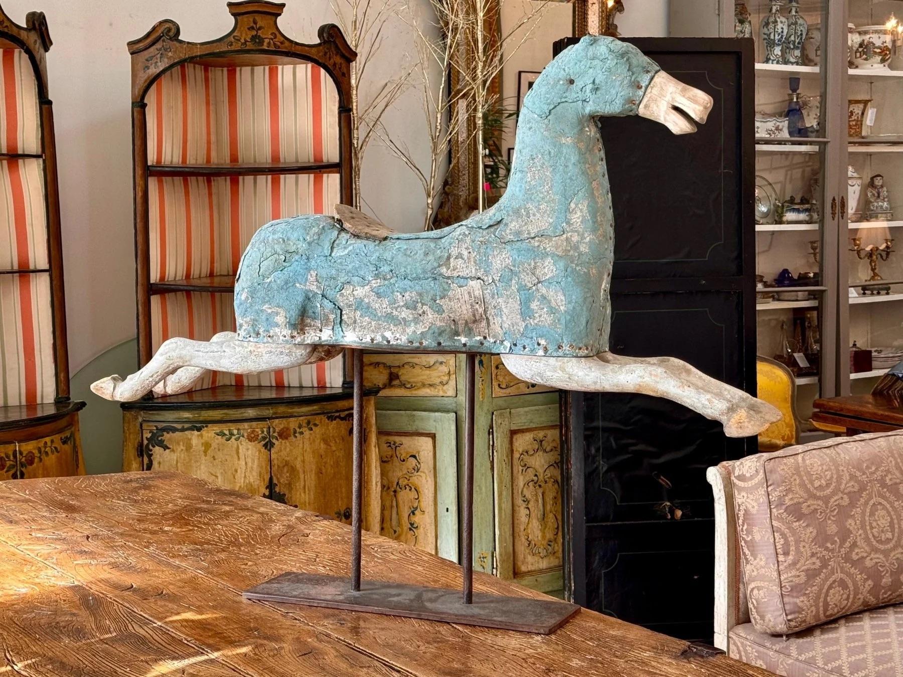 Eccezionale cavallo francese intagliato del XIX secolo, con cartapesta blu sul corpo intagliato, h. 33