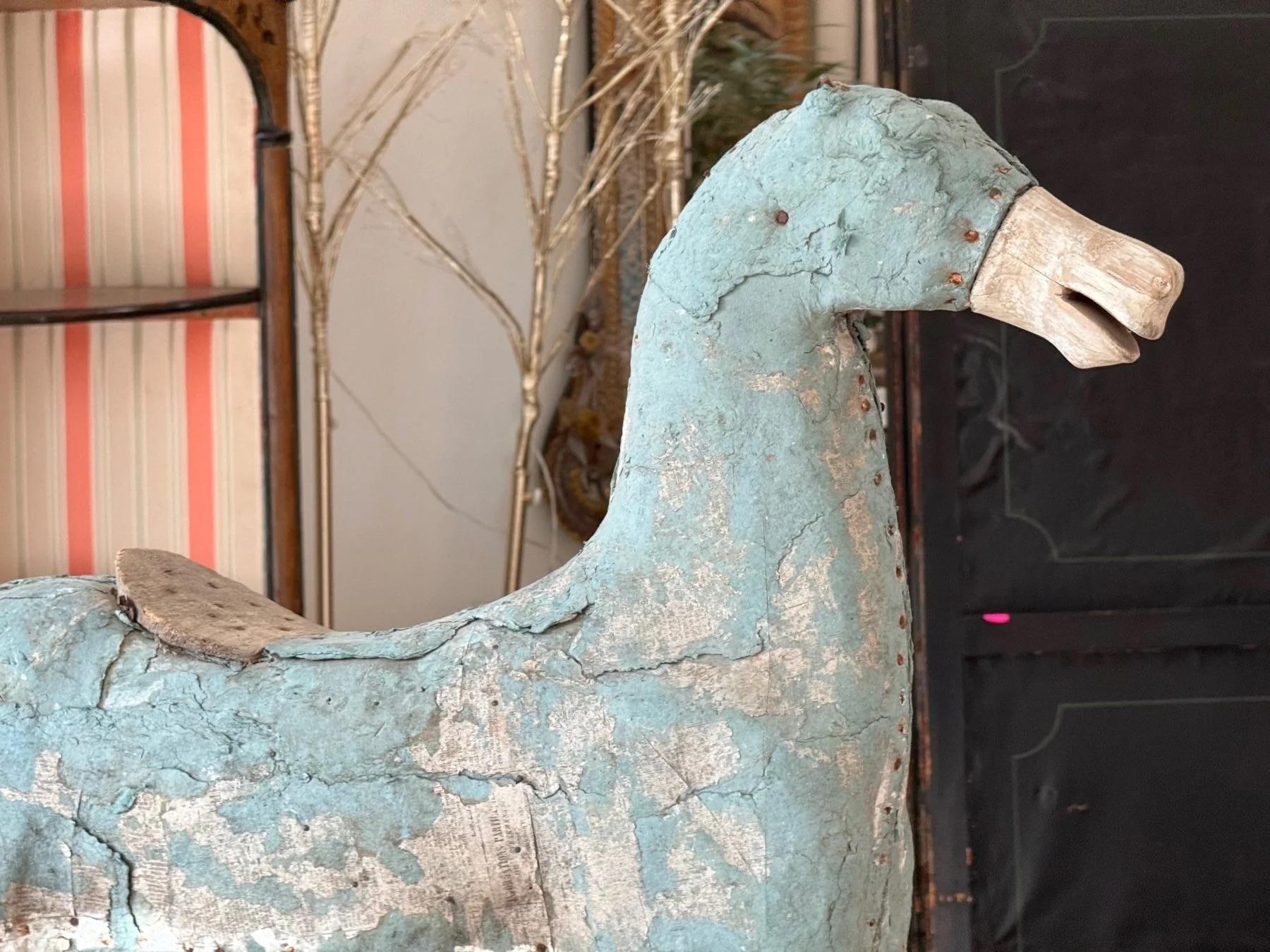 Legno Cavallo intagliato francese del XIX secolo su cavalletto in vendita