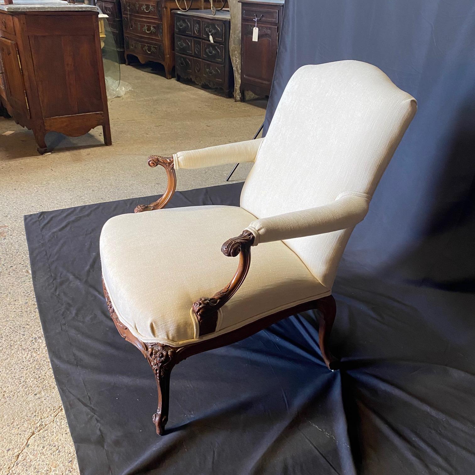 Poltrona o fauteuil in legno di noce Luigi XV intagliato, proveniente dalla Provenza, del XIX secolo. in vendita 5