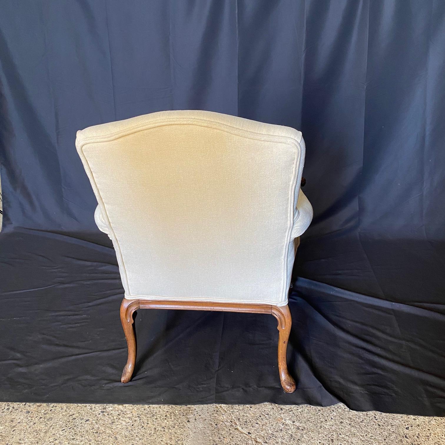 Poltrona o fauteuil in legno di noce Luigi XV intagliato, proveniente dalla Provenza, del XIX secolo. in vendita 6