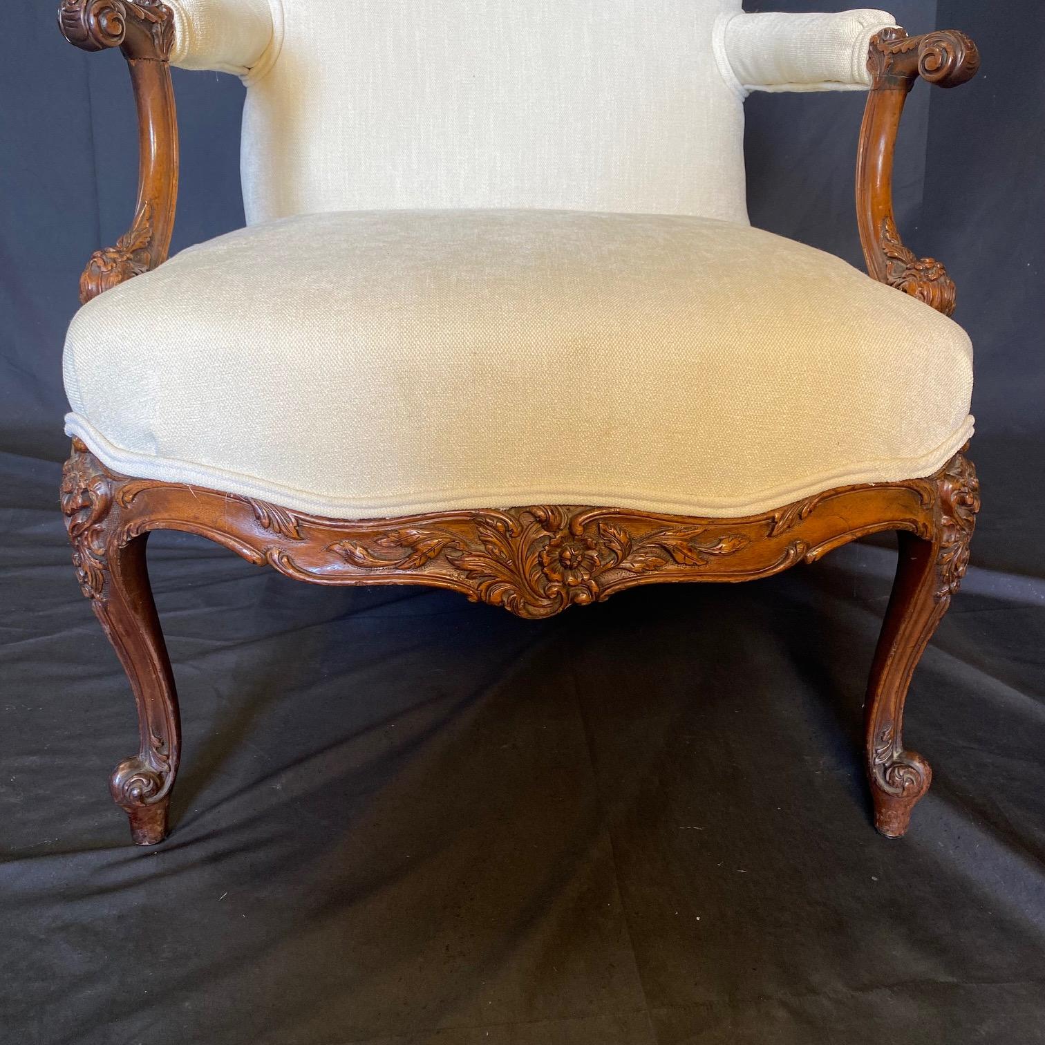 Aggiungi eleganza a qualsiasi ambiente della casa con questa poltrona o fauteuil francese Luigi XV, splendidamente intagliata nel XIX secolo e recentemente rivestita in un tessuto neutro di alta gamma che mette in risalto gli splendidi dettagli