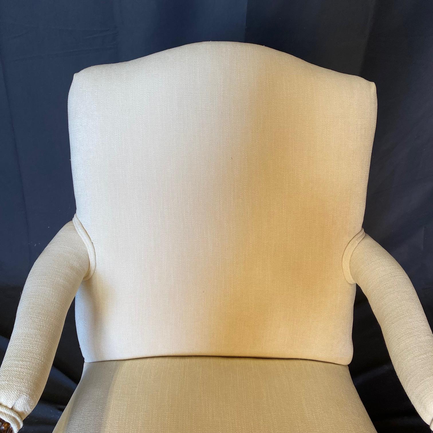 Francese Poltrona o fauteuil in legno di noce Luigi XV intagliato, proveniente dalla Provenza, del XIX secolo. in vendita