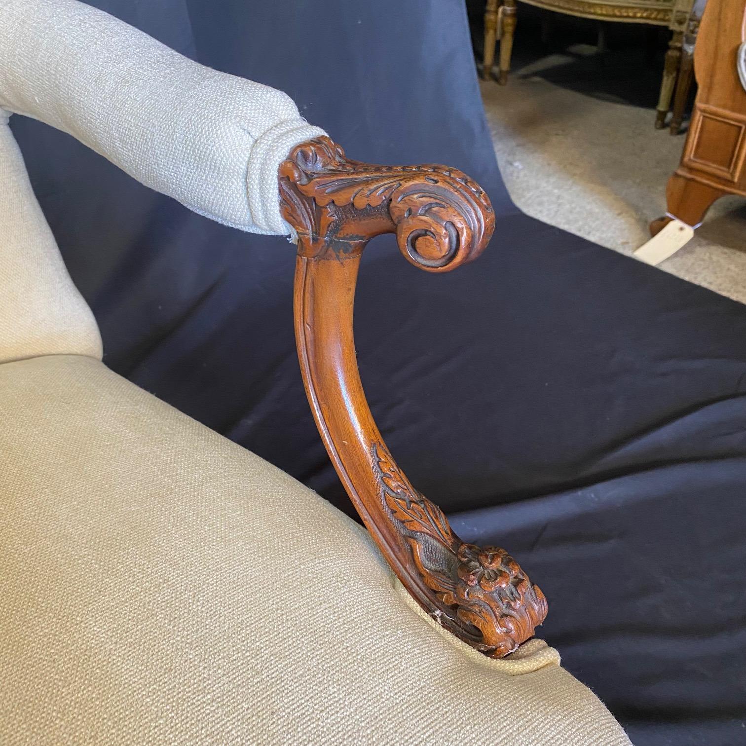 Poltrona o fauteuil in legno di noce Luigi XV intagliato, proveniente dalla Provenza, del XIX secolo. In condizioni buone in vendita a Hopewell, NJ
