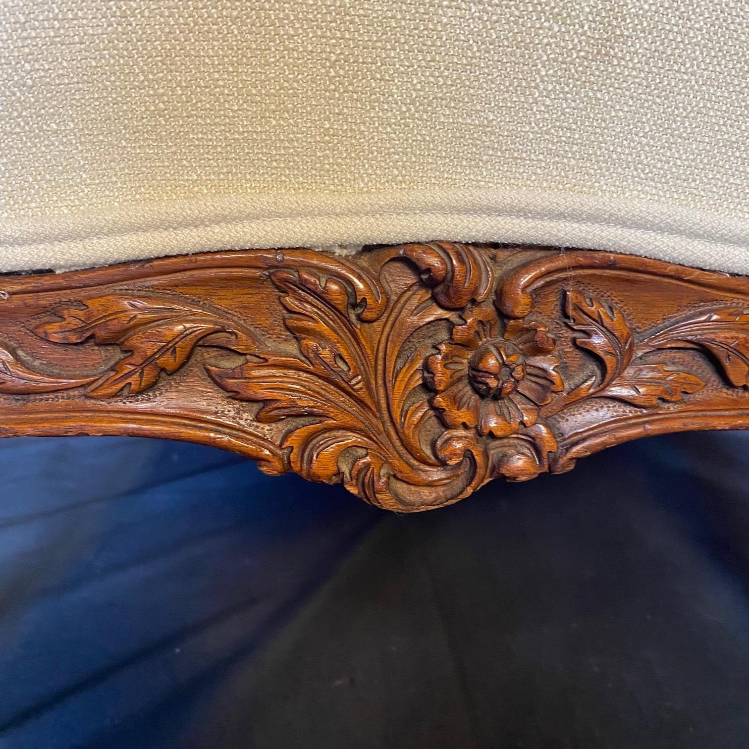 Tappezzeria Poltrona o fauteuil in legno di noce Luigi XV intagliato, proveniente dalla Provenza, del XIX secolo. in vendita