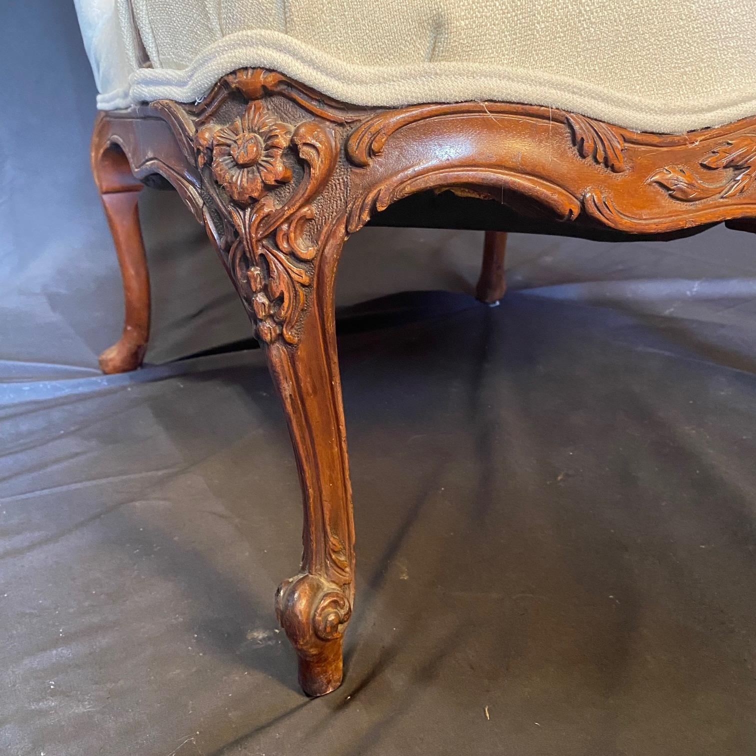 Poltrona o fauteuil in legno di noce Luigi XV intagliato, proveniente dalla Provenza, del XIX secolo. in vendita 1