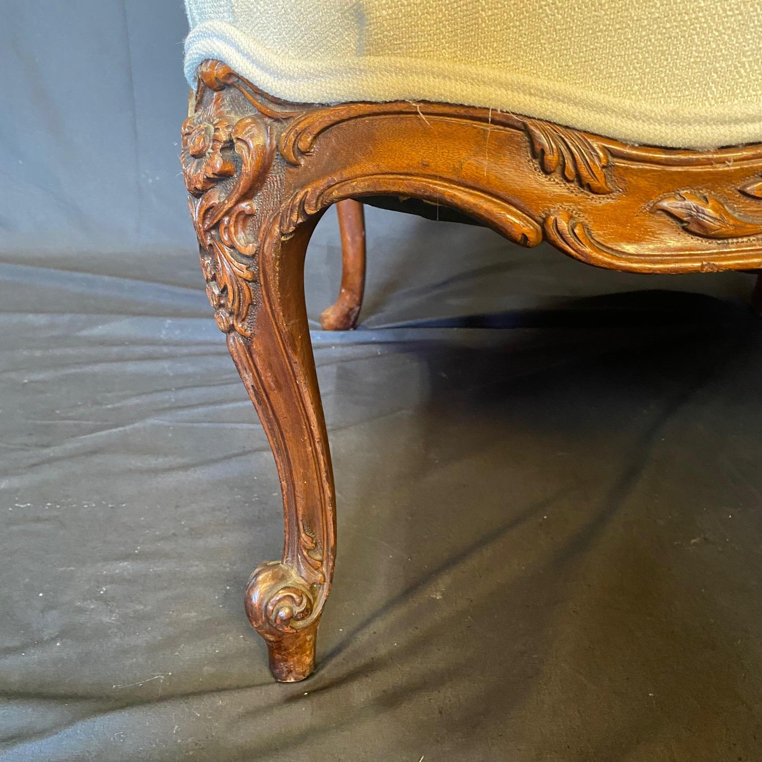 Poltrona o fauteuil in legno di noce Luigi XV intagliato, proveniente dalla Provenza, del XIX secolo. in vendita 2