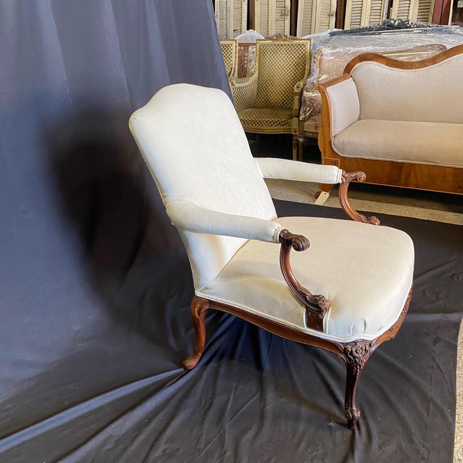 Poltrona o fauteuil in legno di noce Luigi XV intagliato, proveniente dalla Provenza, del XIX secolo. in vendita 4