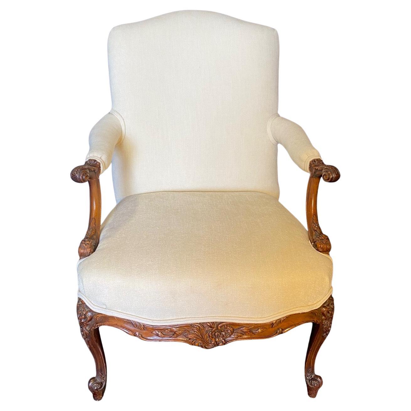 Poltrona o fauteuil in legno di noce Luigi XV intagliato, proveniente dalla Provenza, del XIX secolo. in vendita
