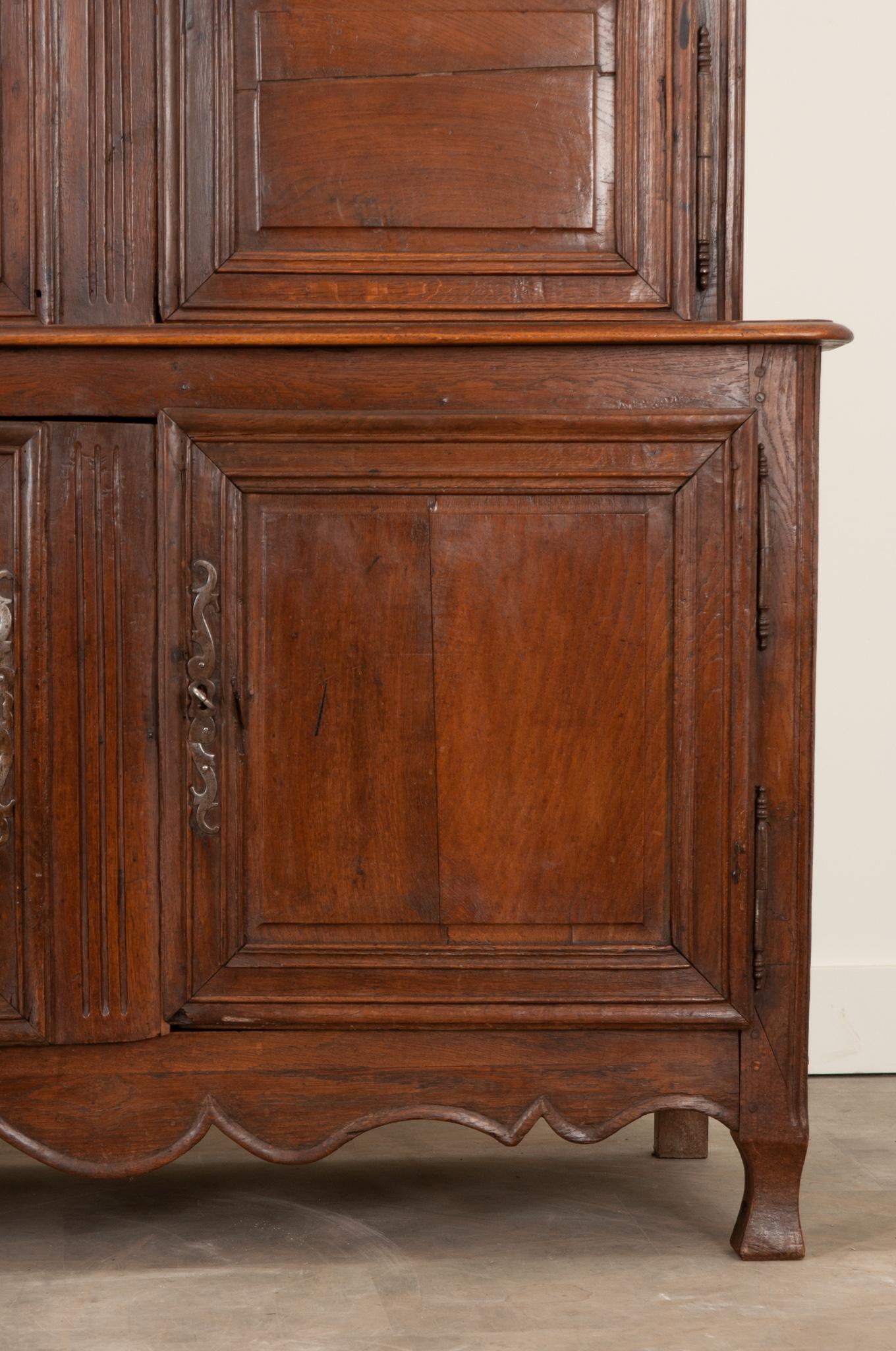 French 19th Century Carved Oak Buffet a deux Corps In Good Condition For Sale In Baton Rouge, LA