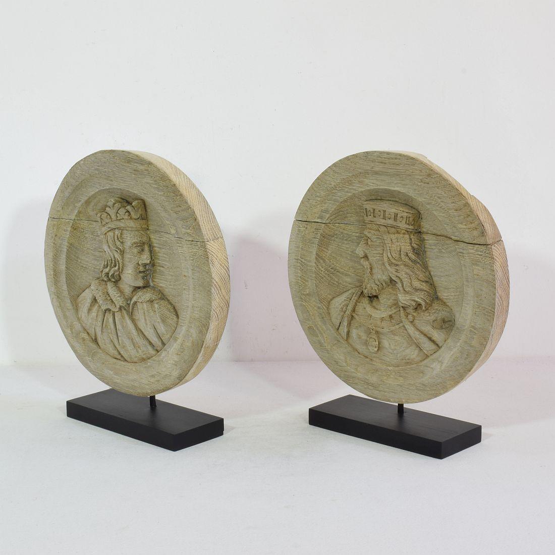 Beautiful weathered oak panels/ Medallions with a nobleman and king.

France, circa 1850-1900, weathered and old repairs

Measurements include the wooden base.