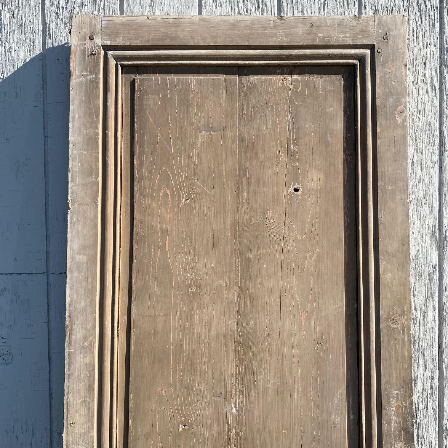 Französisch 19. Jahrhundert geschnitzt getäfelten Tür im Zustand „Starke Gebrauchsspuren“ im Angebot in Hopewell, NJ