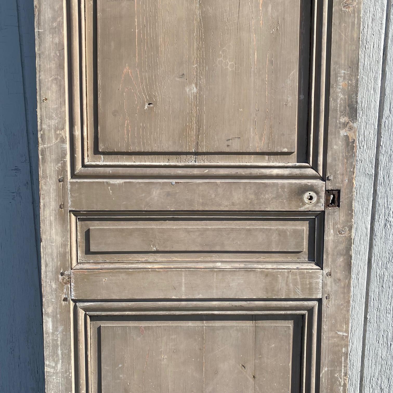 Französisch 19. Jahrhundert geschnitzt getäfelten Tür im Angebot 1