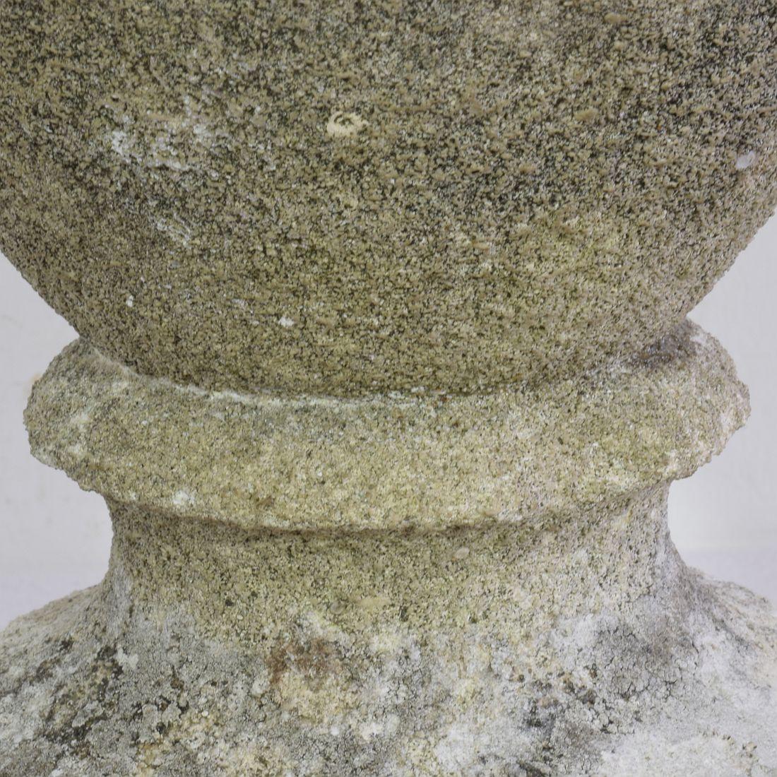 Vase français en pierre sculptée du 19ème siècle en vente 3