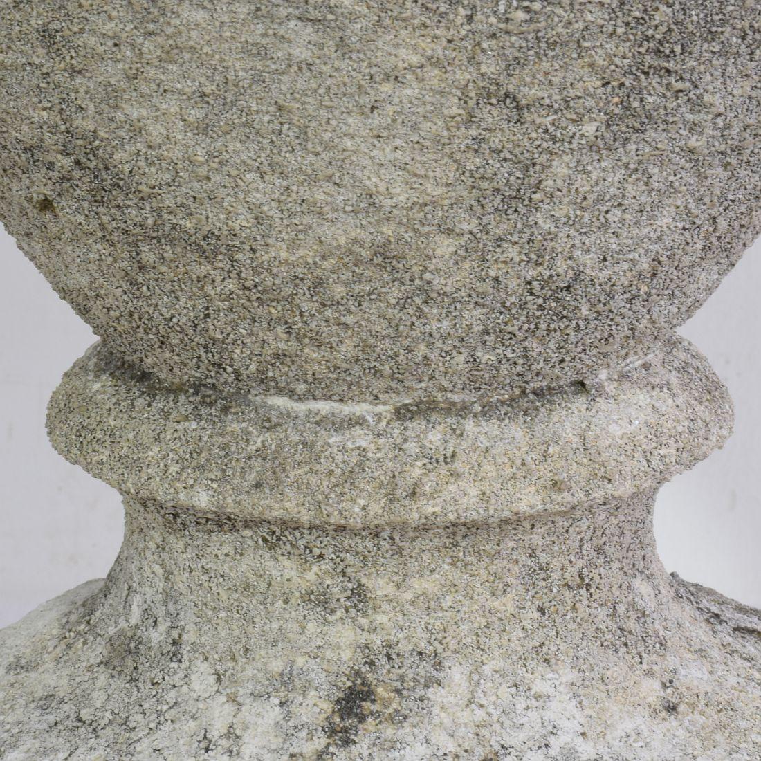 Vase français en pierre sculptée du 19ème siècle en vente 4