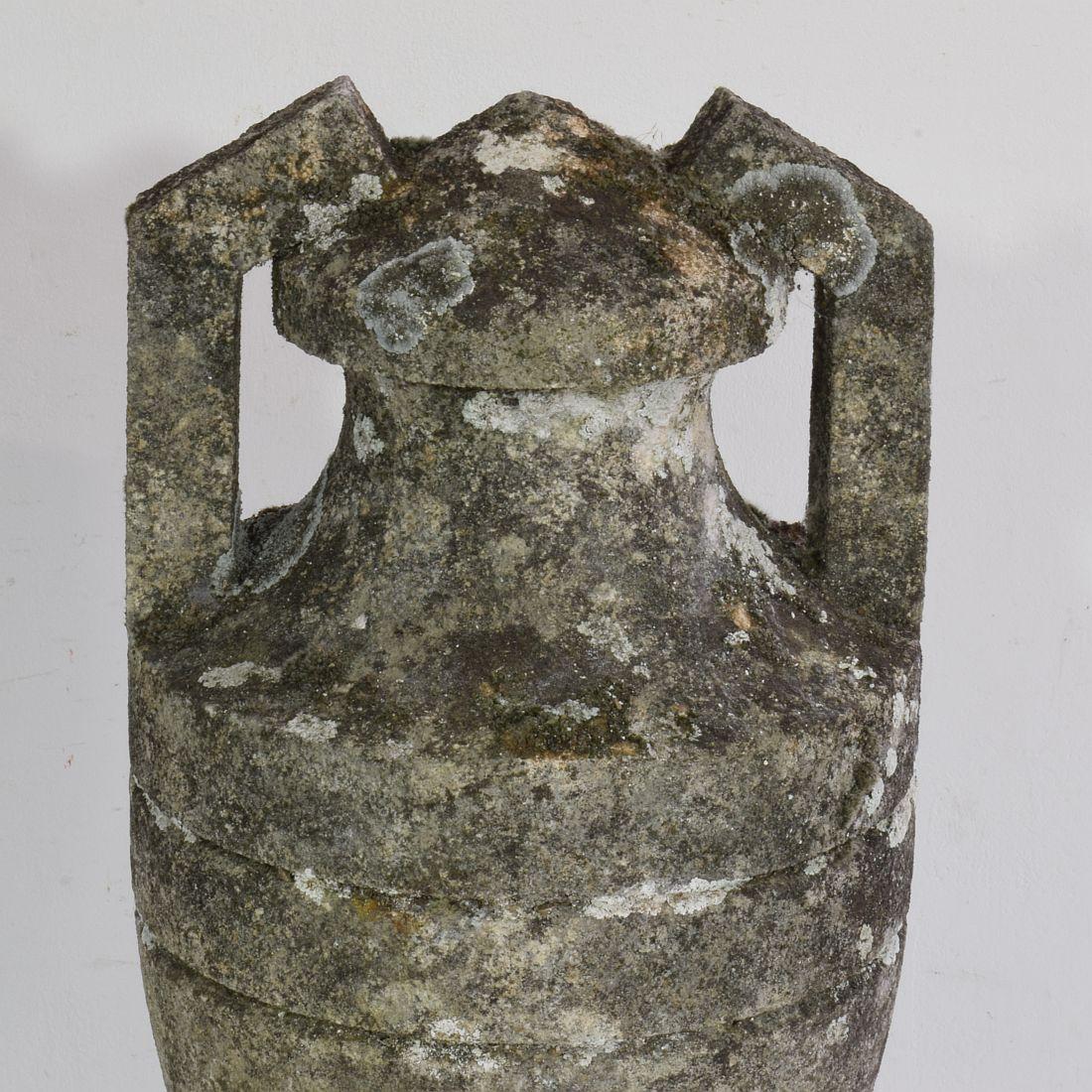 Vase français en pierre sculptée du 19ème siècle en vente 5