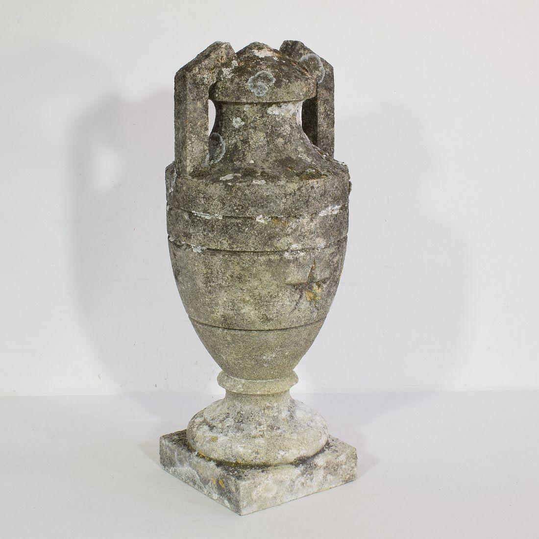 Français Vase français en pierre sculptée du 19ème siècle en vente