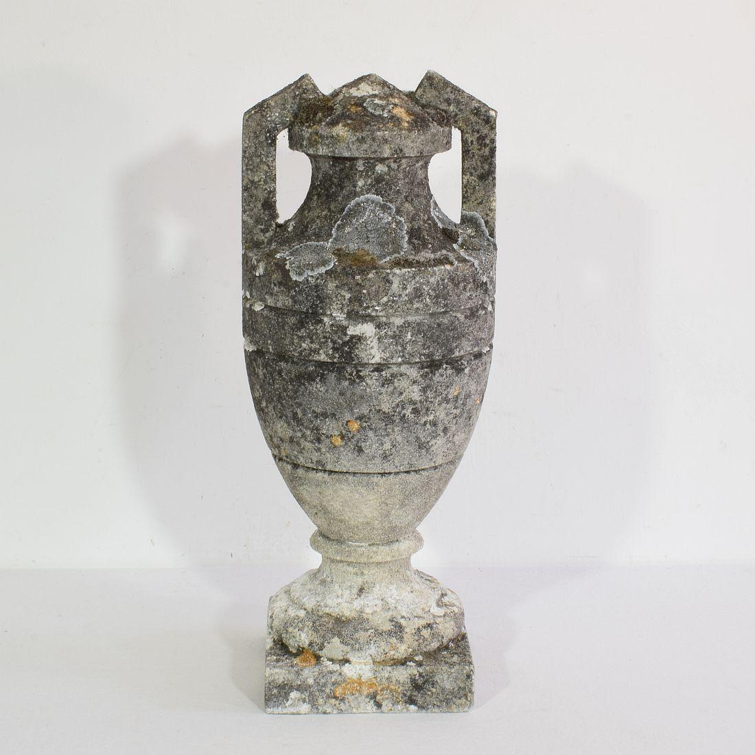 Vase français en pierre sculptée du 19ème siècle Bon état - En vente à Buisson, FR