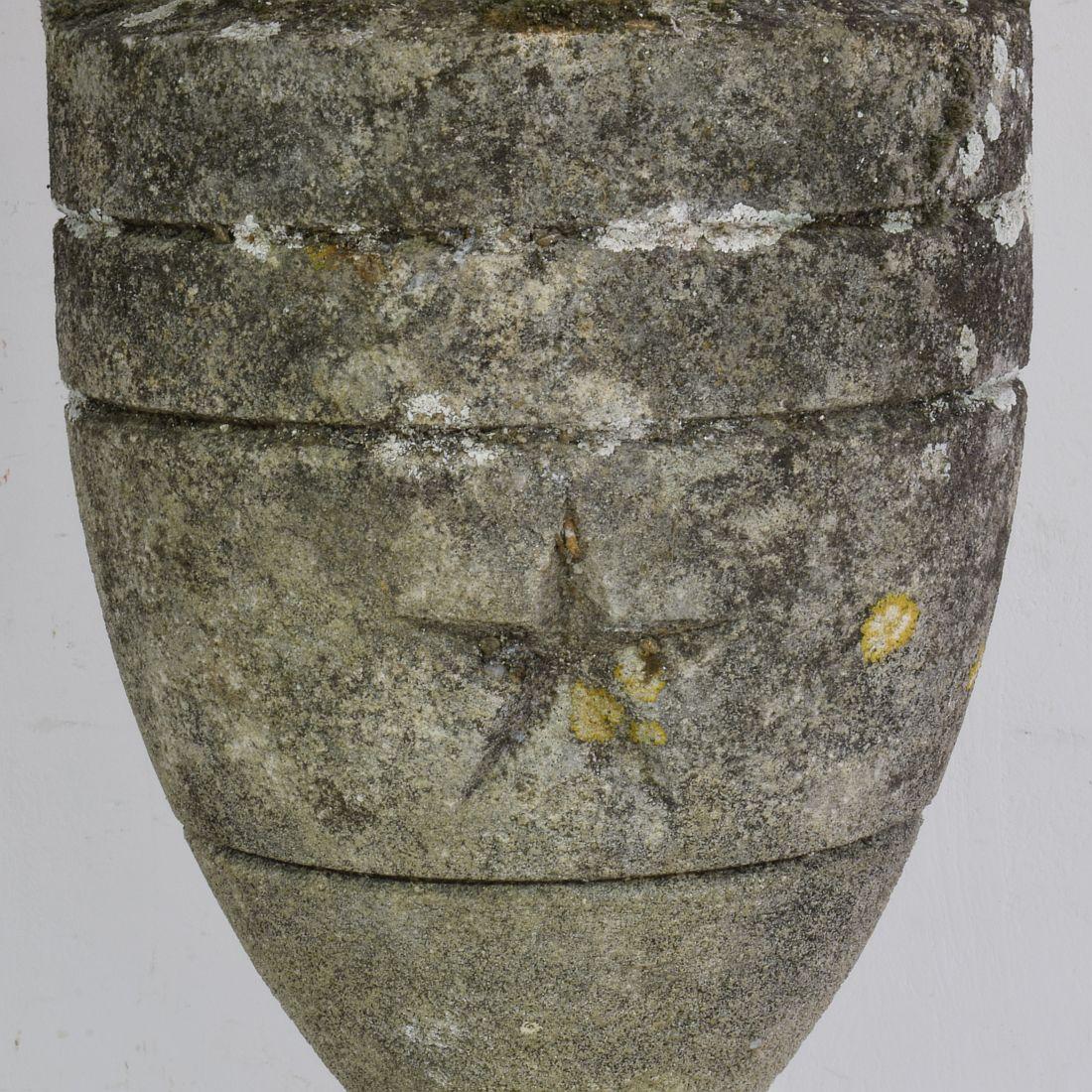 Vase français en pierre sculptée du 19ème siècle en vente 1