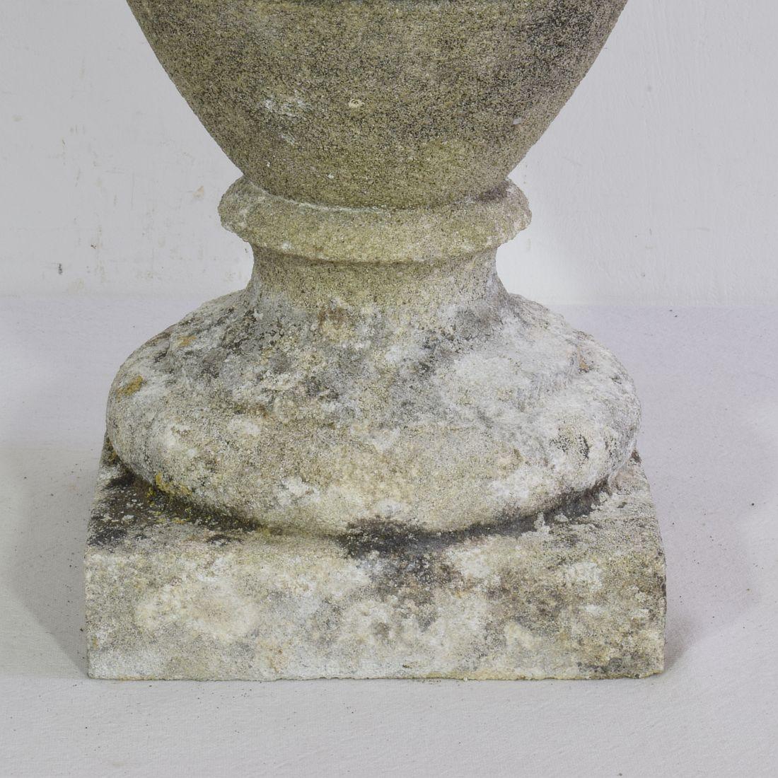 Vase français en pierre sculptée du 19ème siècle en vente 2