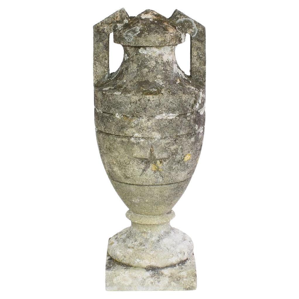 Vase français en pierre sculptée du 19ème siècle